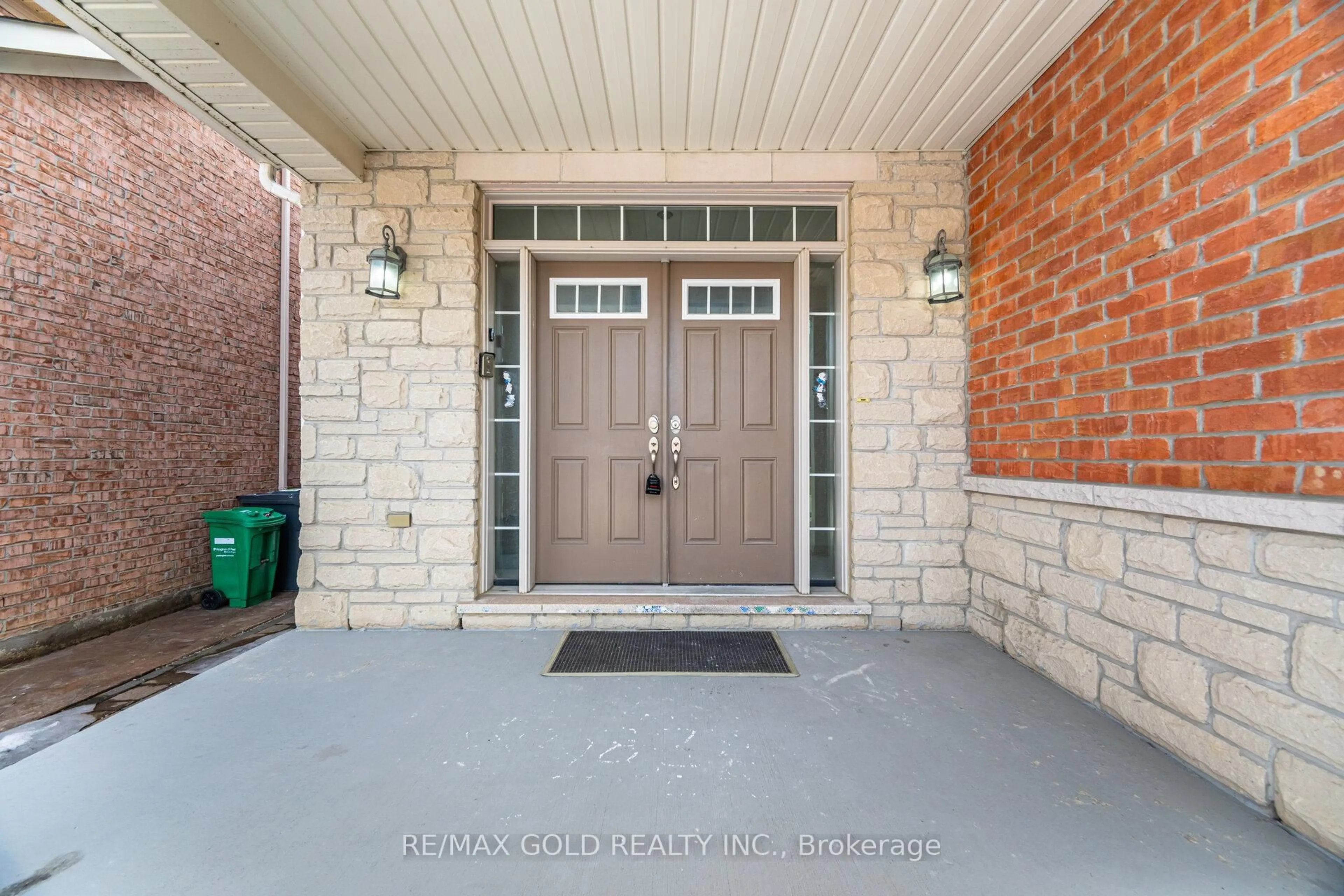 Indoor entryway for 41 Cultivar Rd, Brampton Ontario L6P 3M4