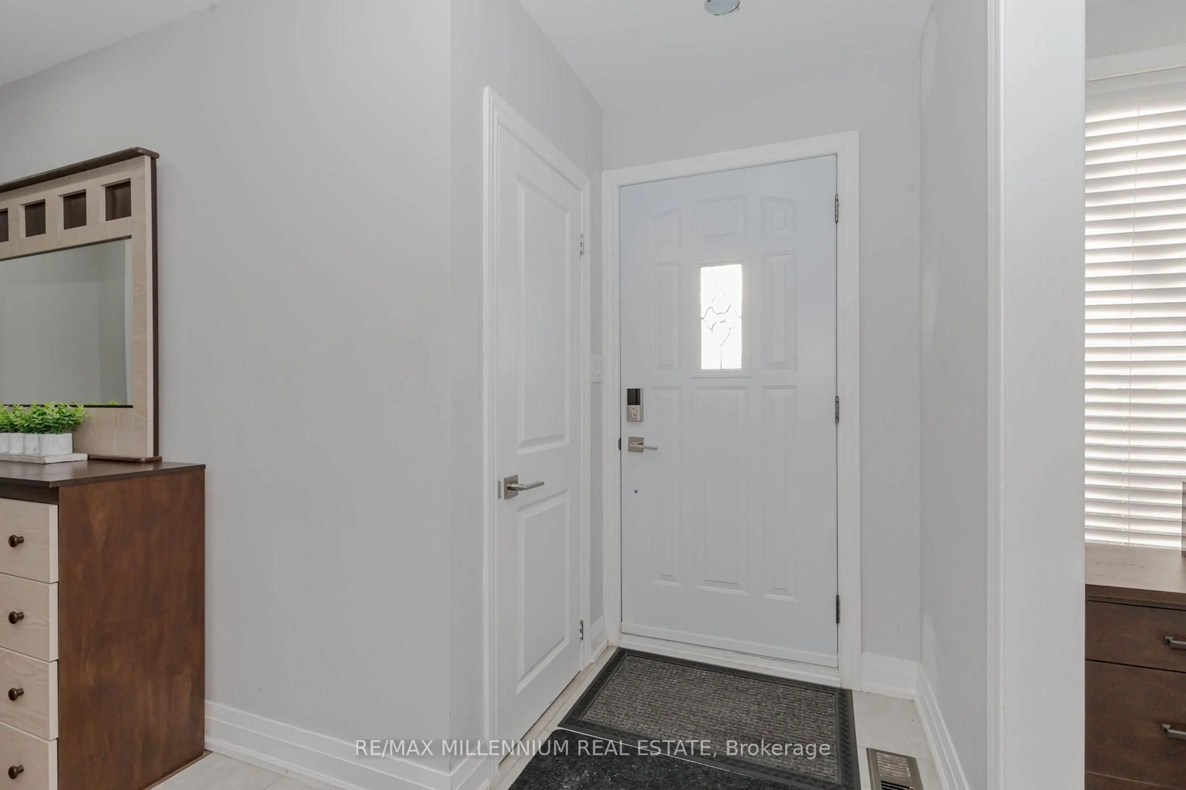 Indoor entryway for 2085 Bridge Rd, Oakville Ontario L6L 2E8