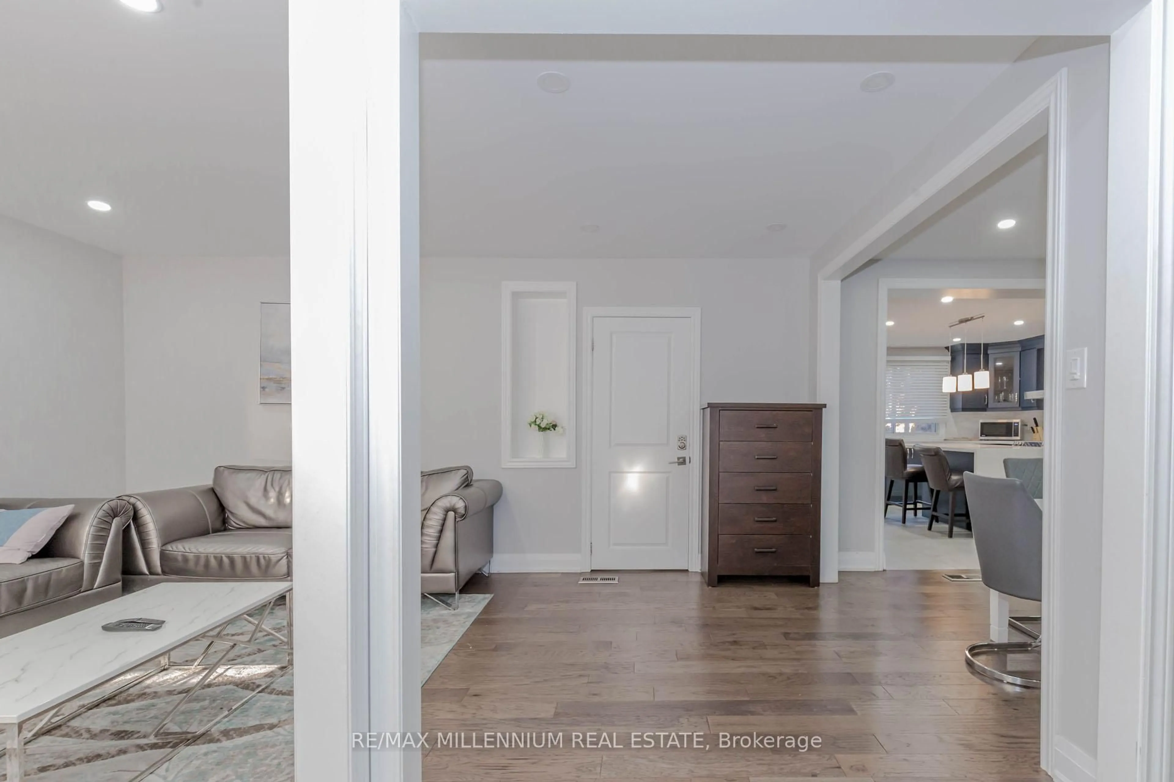 Indoor entryway for 2085 Bridge Rd, Oakville Ontario L6L 2E8