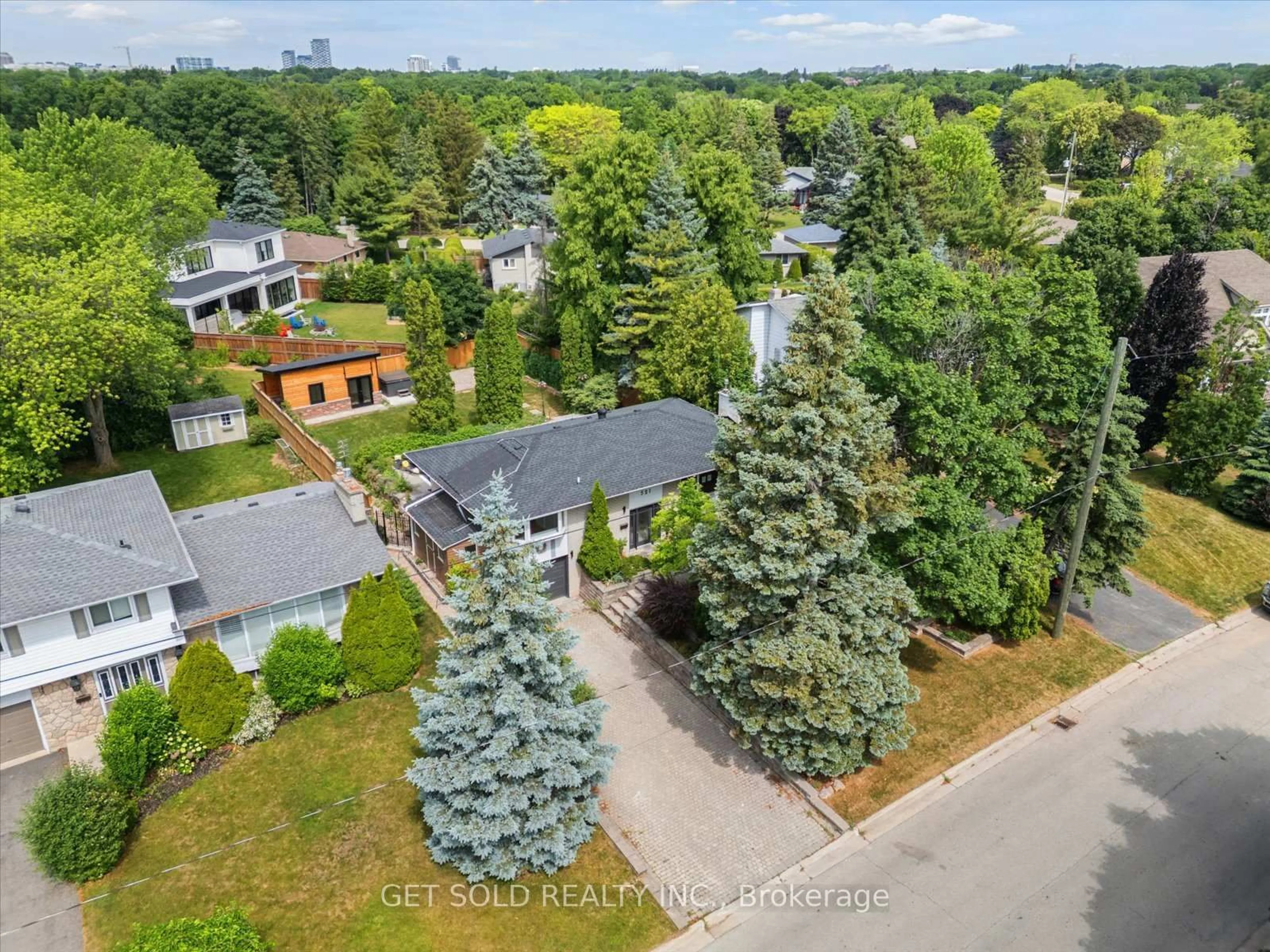 A pic from outside/outdoor area/front of a property/back of a property/a pic from drone, street for 521 Grand Blvd, Oakville Ontario L6H 1P4