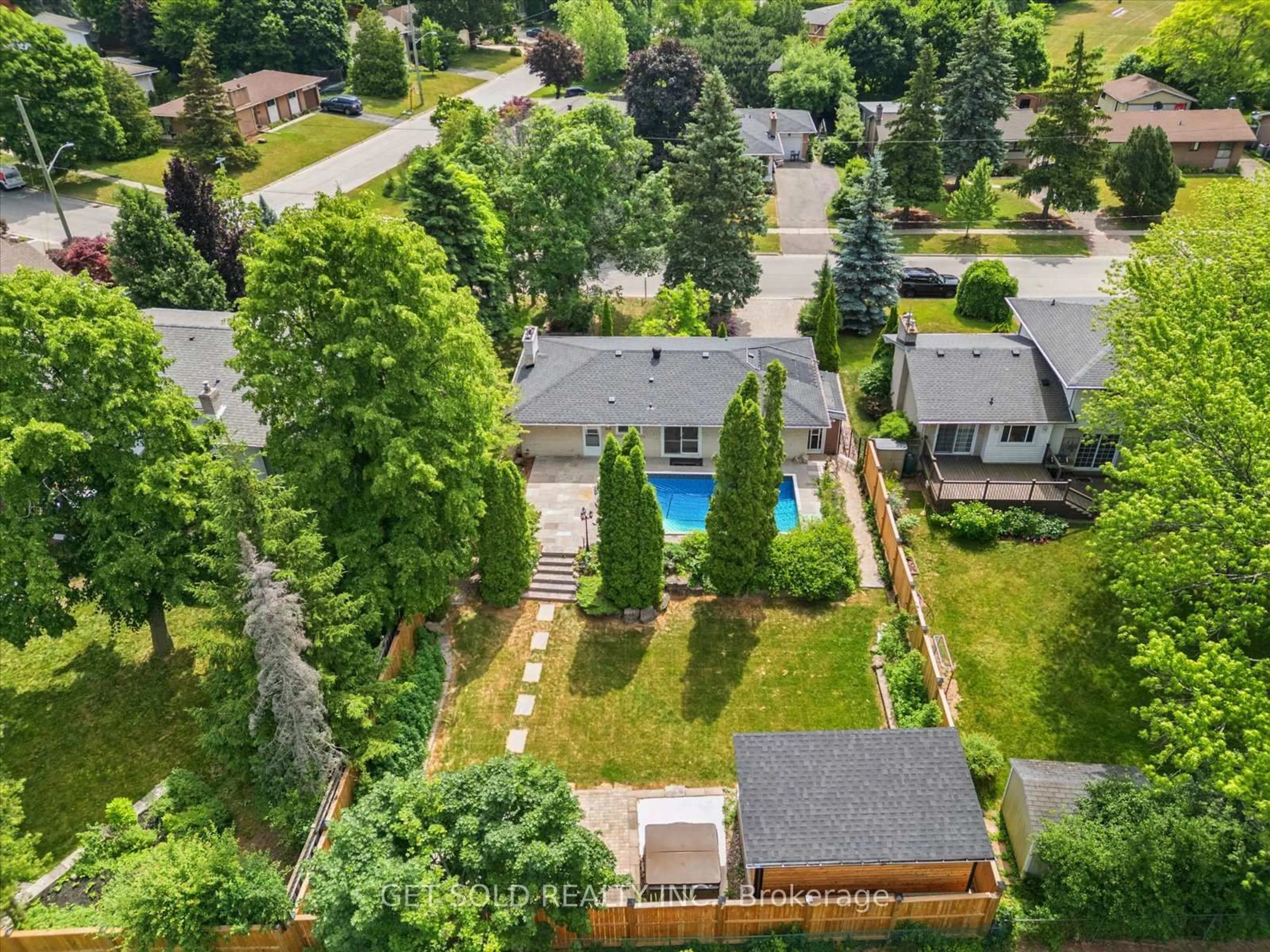 A pic from outside/outdoor area/front of a property/back of a property/a pic from drone, unknown for 521 Grand Blvd, Oakville Ontario L6H 1P4