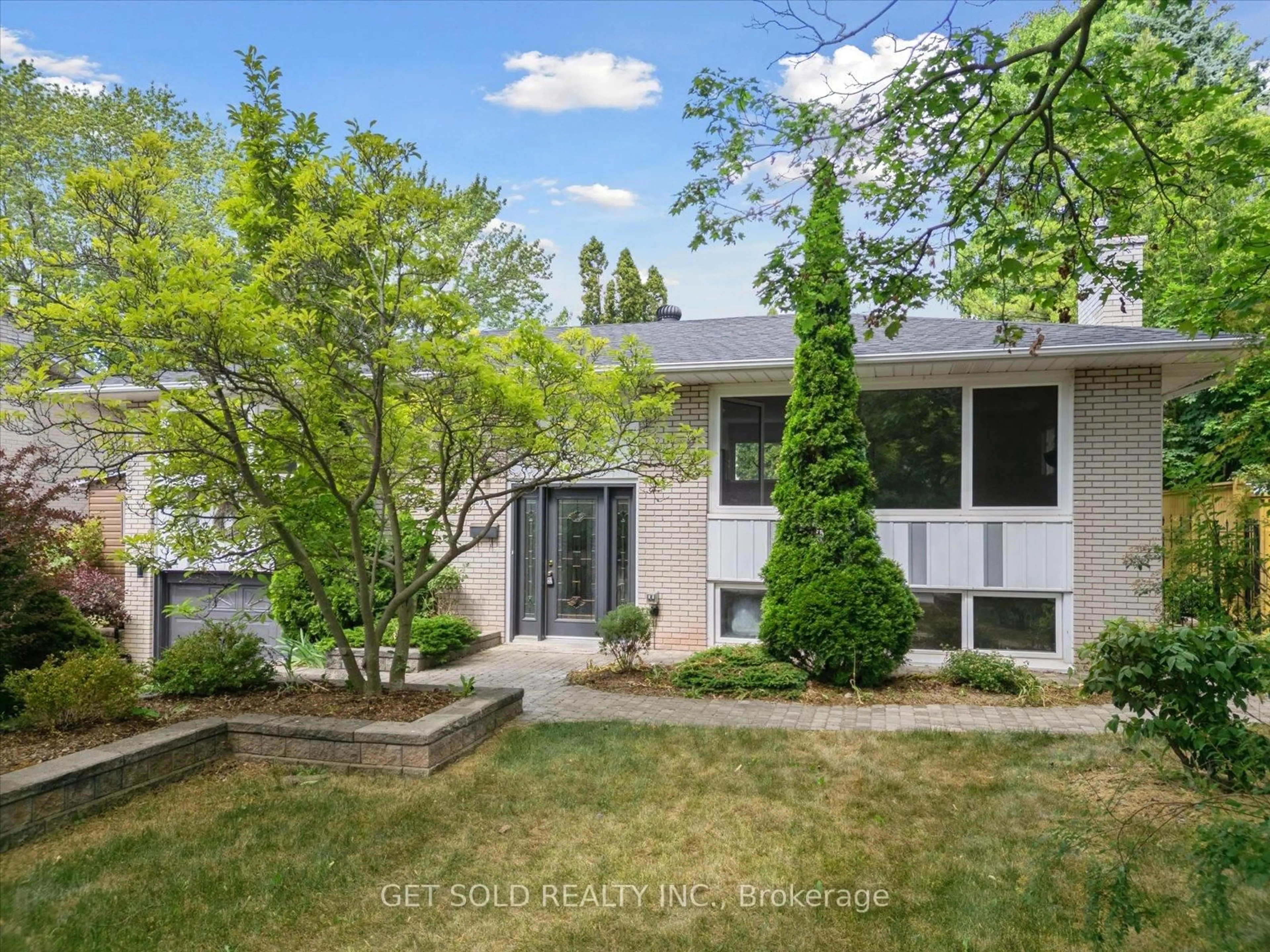A pic from outside/outdoor area/front of a property/back of a property/a pic from drone, street for 521 Grand Blvd, Oakville Ontario L6H 1P4