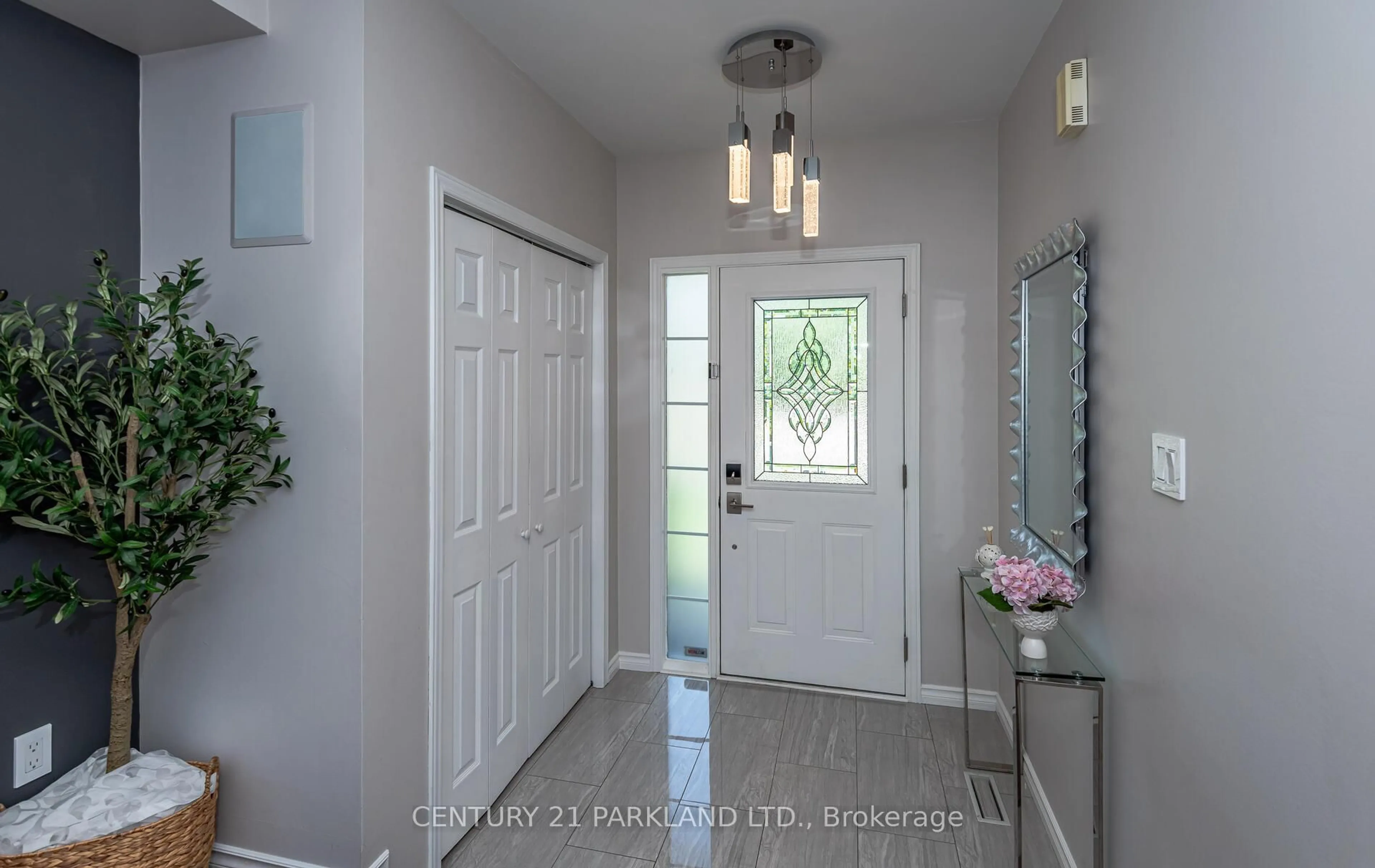 Indoor entryway for 100 Humbershed Cres, Caledon Ontario L7E 2X4