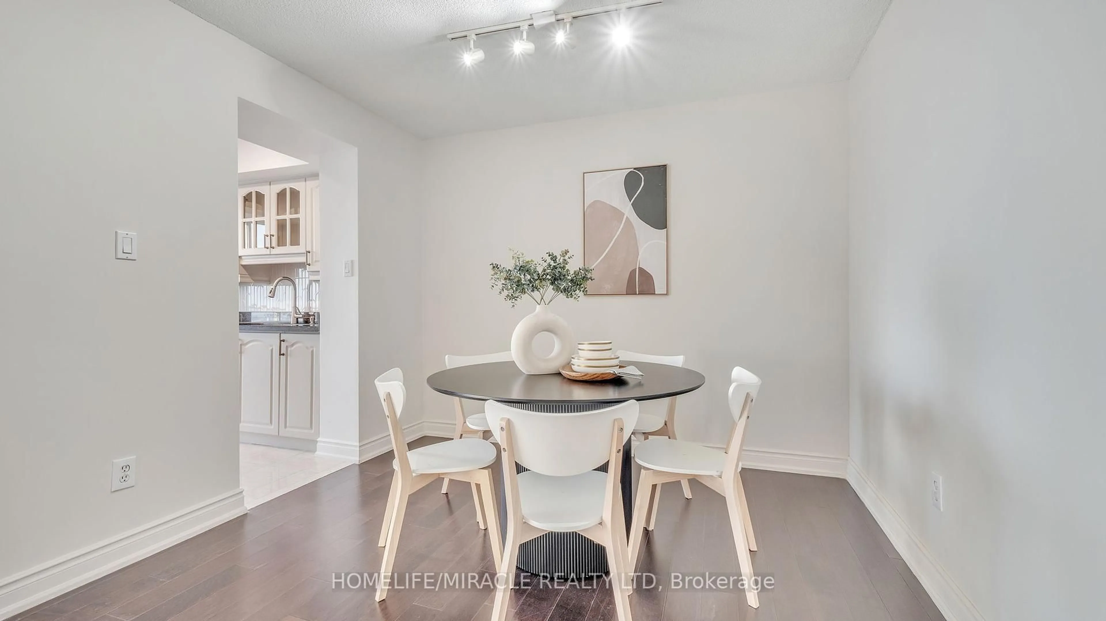 Dining room, unknown for 550 Webb Dr #2009, Mississauga Ontario L5B 3Y4