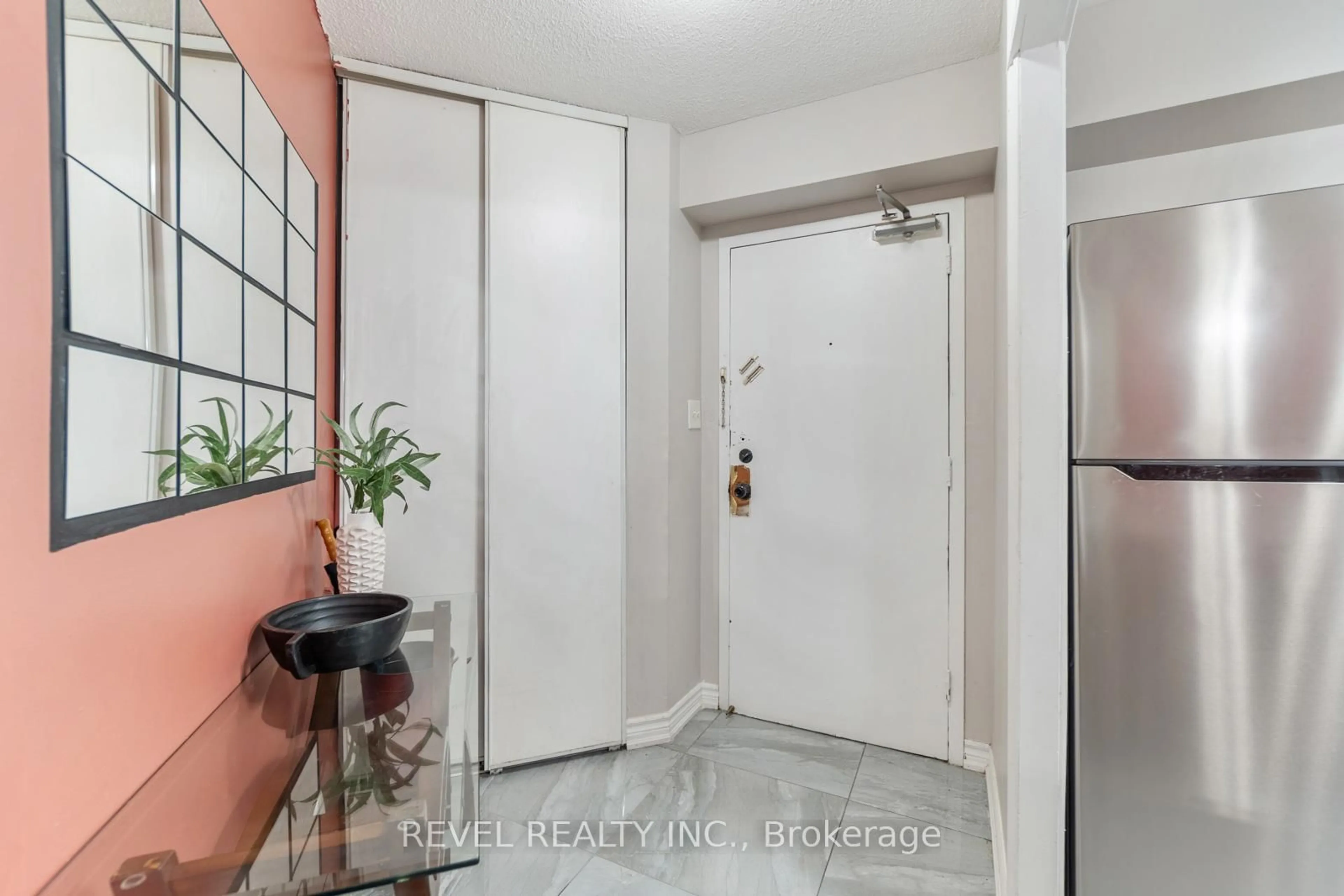 Indoor entryway for 330 Dixon Rd #706, Toronto Ontario M9R 1S9