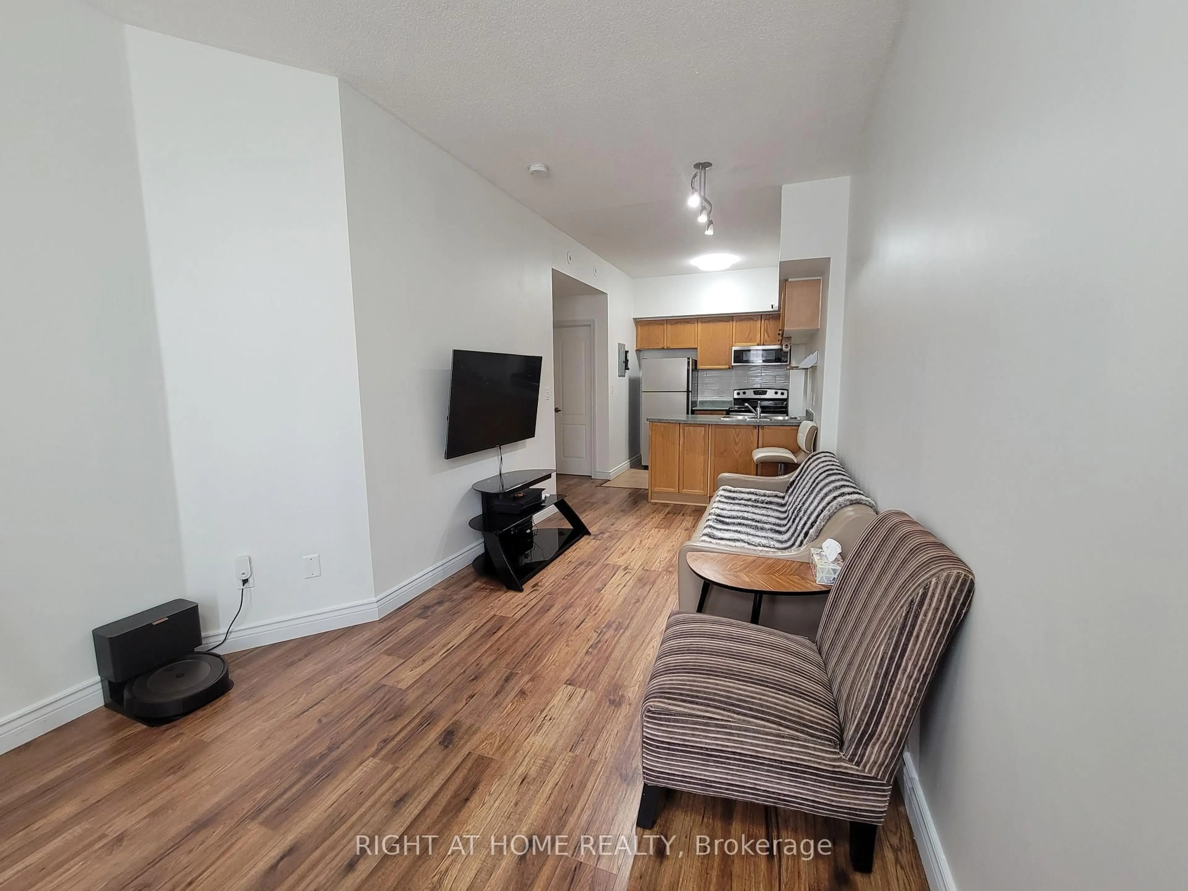 A pic of a room for 625 Shoreline Dr #17, Mississauga Ontario L5B 4K5