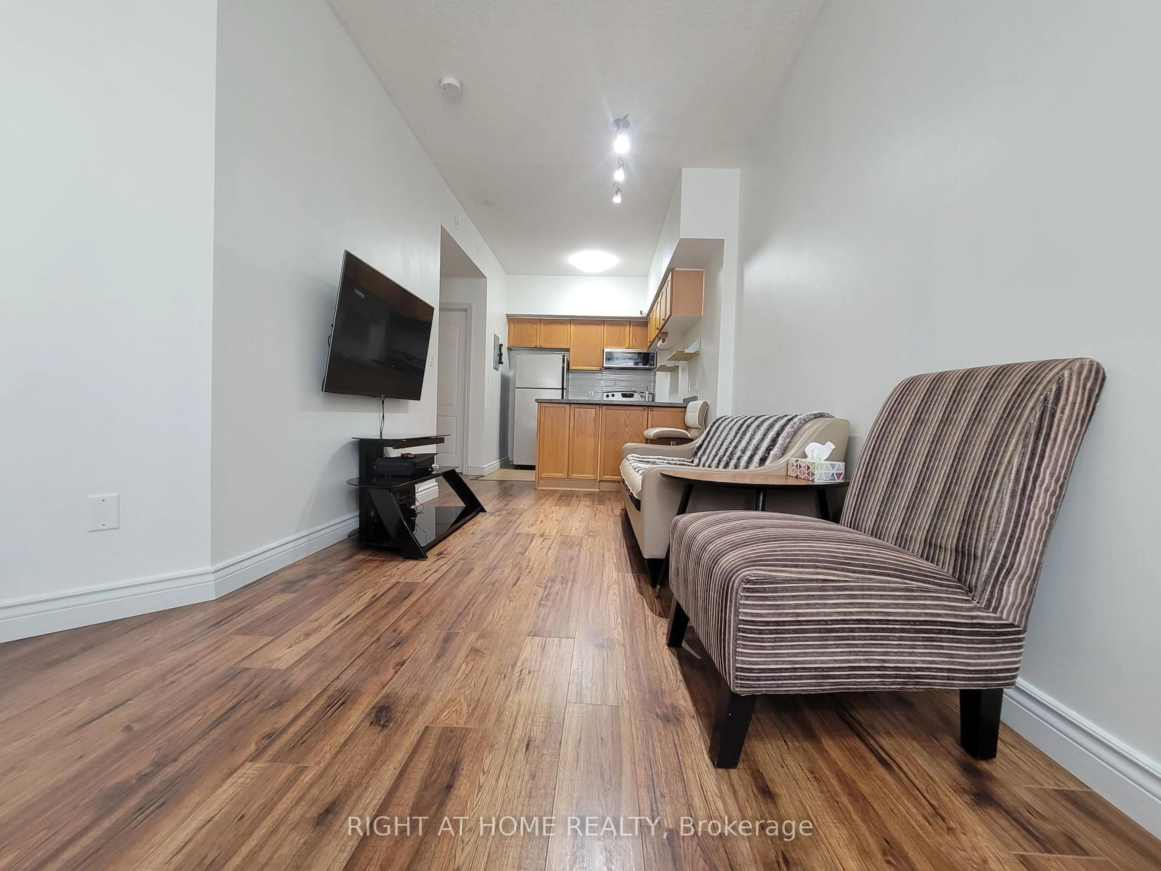 Living room with furniture, wood/laminate floor for 625 Shoreline Dr #17, Mississauga Ontario L5B 4K5