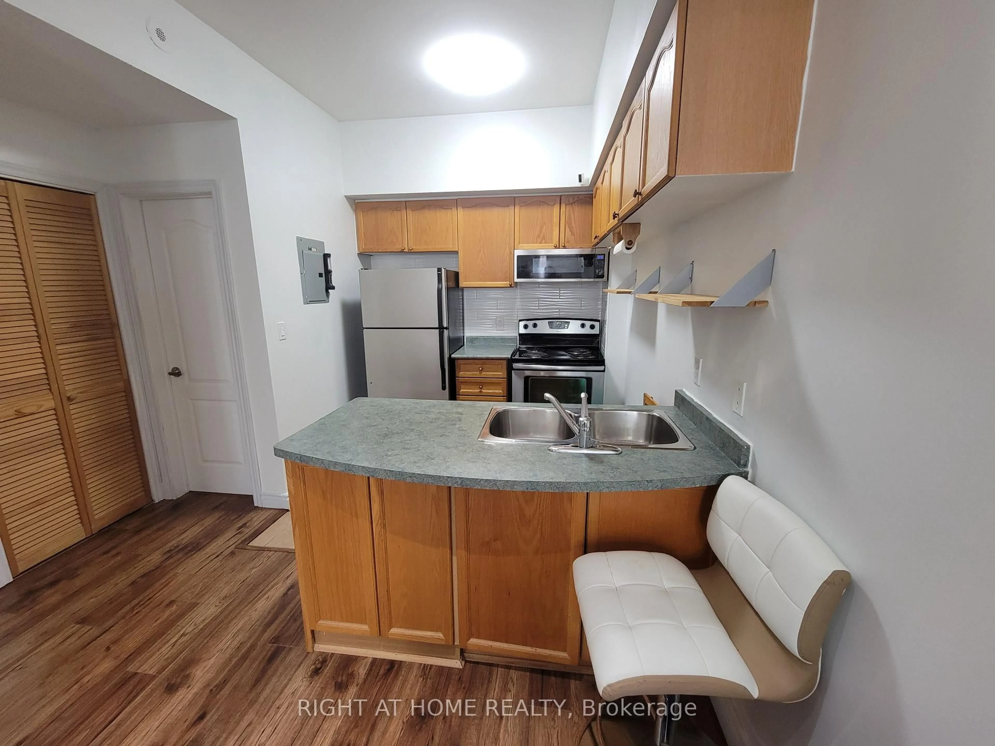 Standard kitchen, unknown for 625 Shoreline Dr #17, Mississauga Ontario L5B 4K5