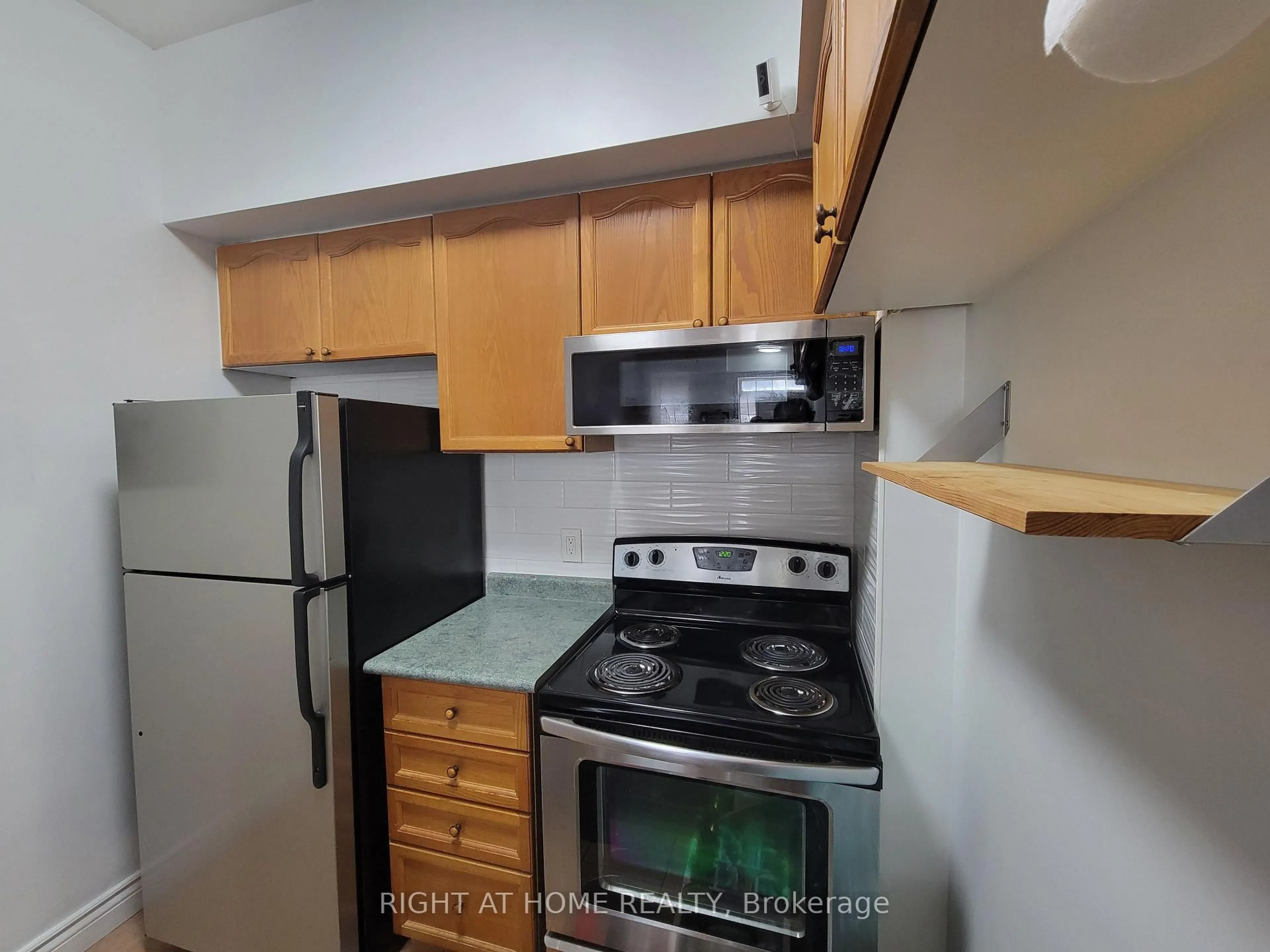 Standard kitchen, unknown for 625 Shoreline Dr #17, Mississauga Ontario L5B 4K5