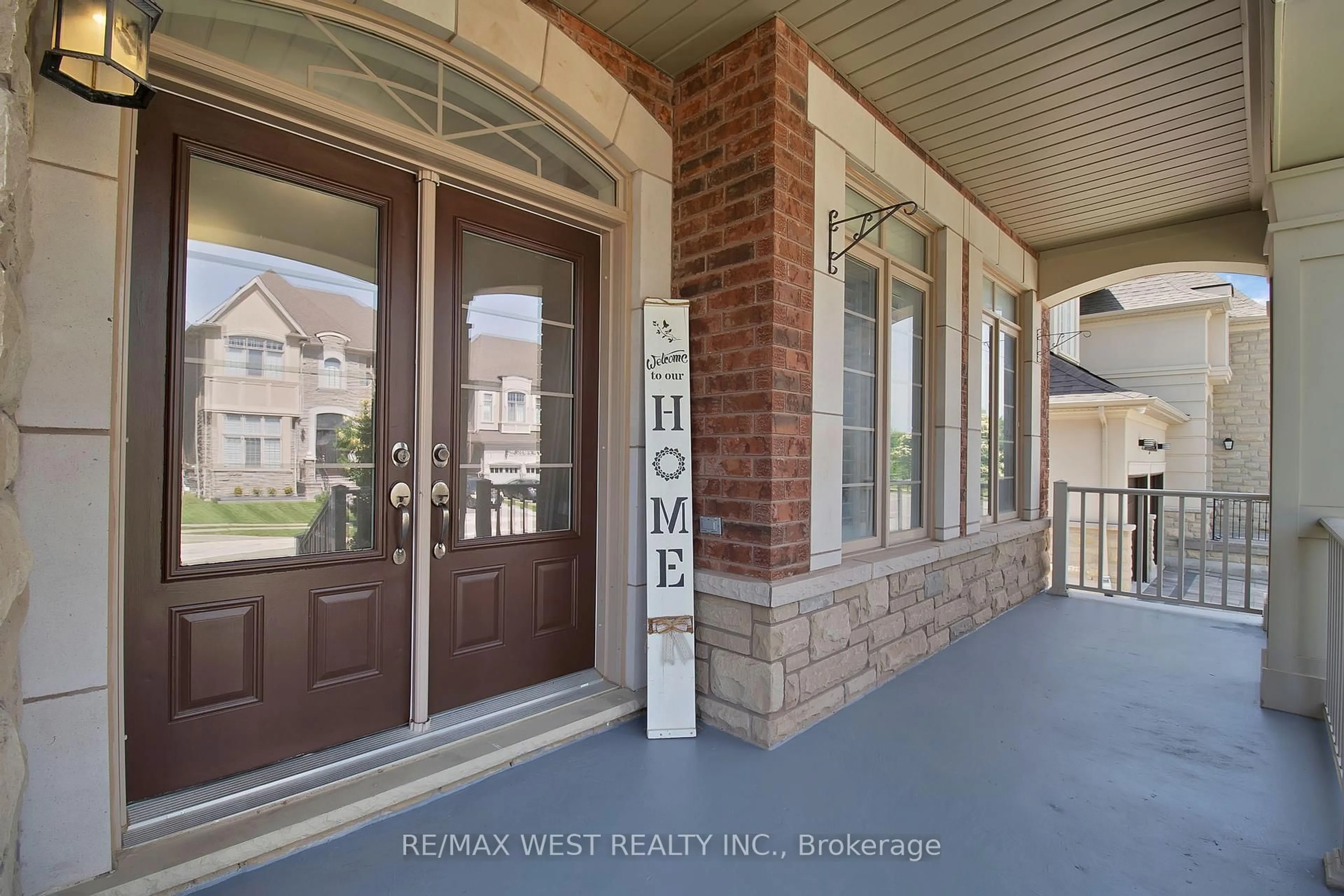Indoor entryway for 3 Fallowfield Rd, Brampton Ontario L6X 0W3