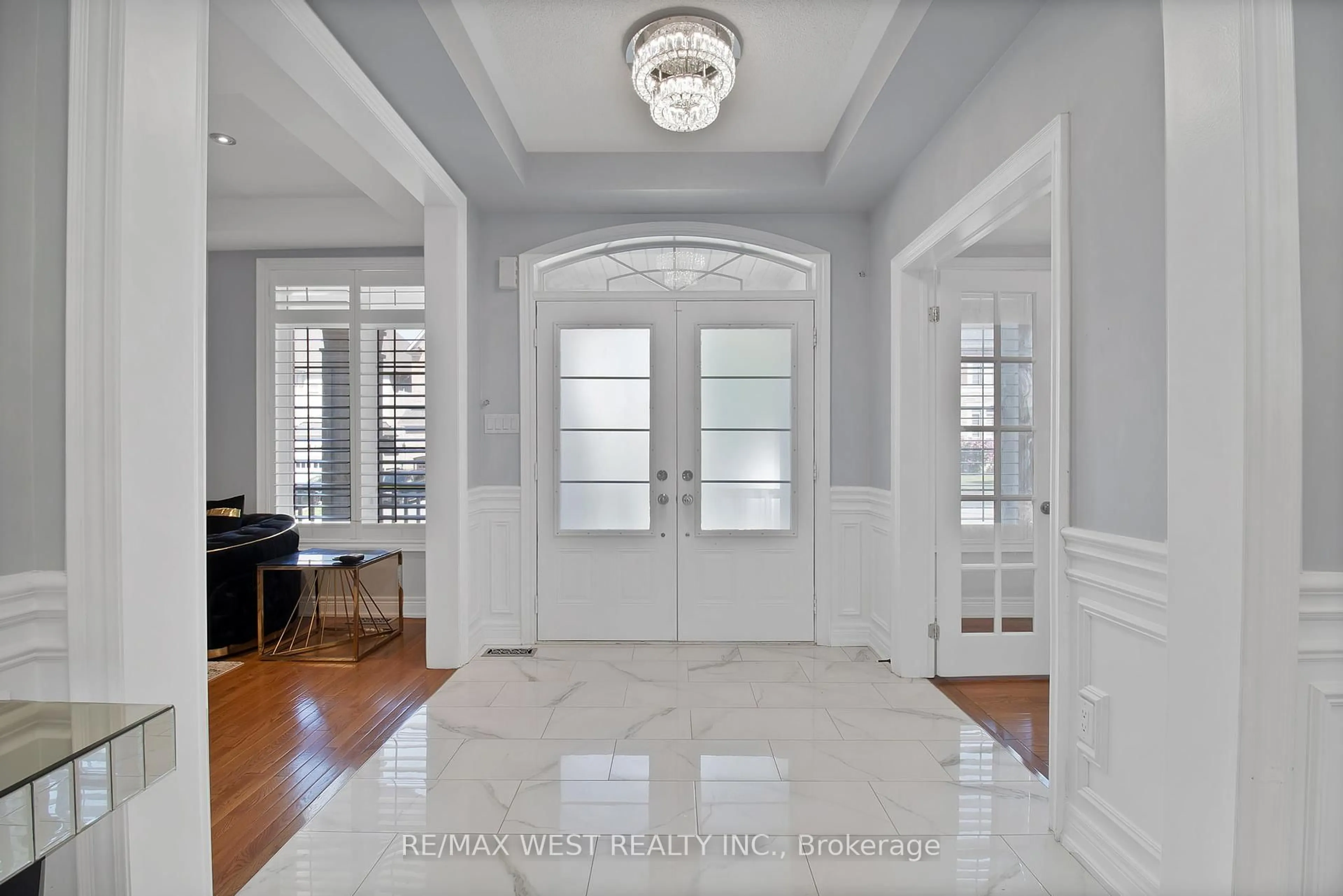 Indoor entryway for 3 Fallowfield Rd, Brampton Ontario L6X 0W3