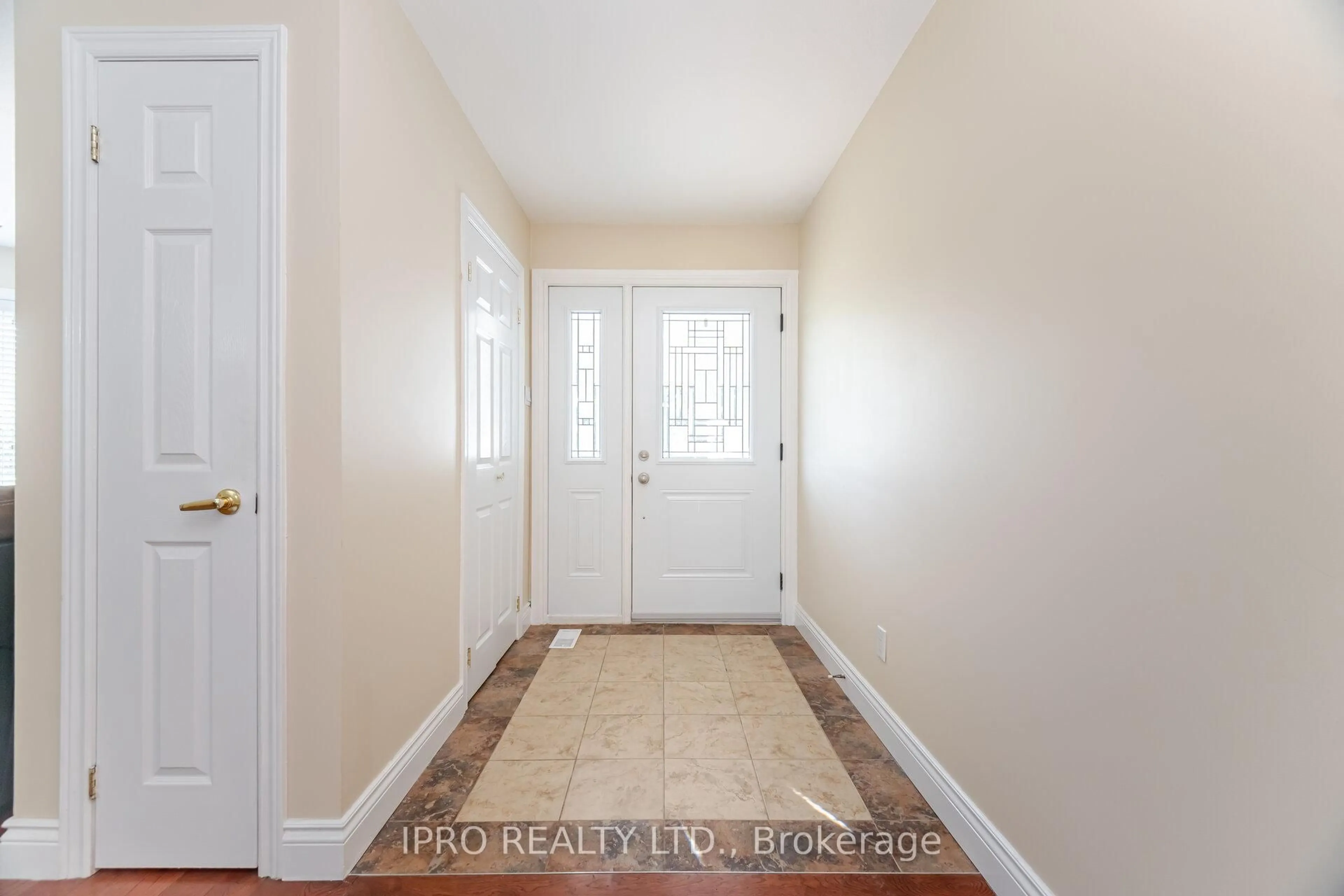 Indoor entryway for 8080 SIDE RD 15 Rd, Milton Ontario L9T 2X7