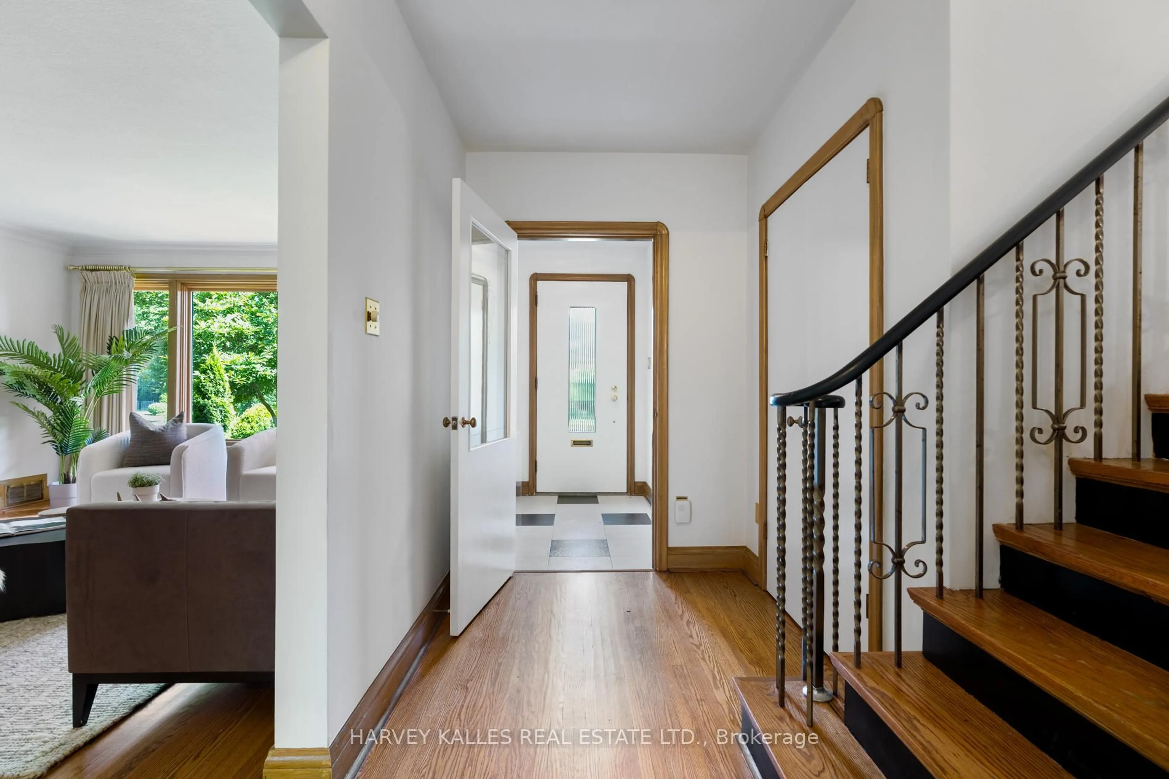 Indoor foyer for 10 Northolt Crt, Toronto Ontario M9A 3B1