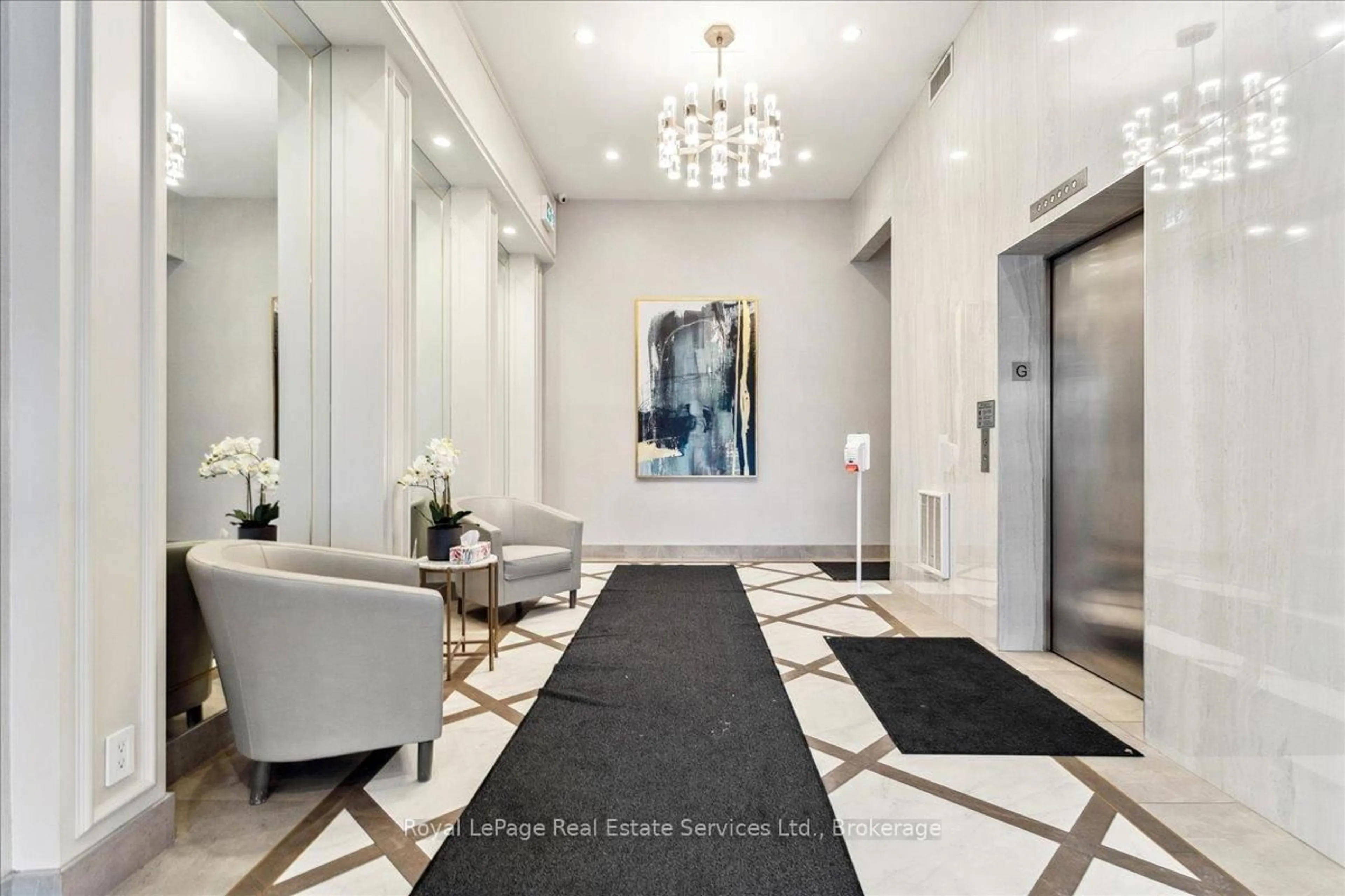 Indoor foyer for 100 Bronte Rd #313, Oakville Ontario L6L 6L5