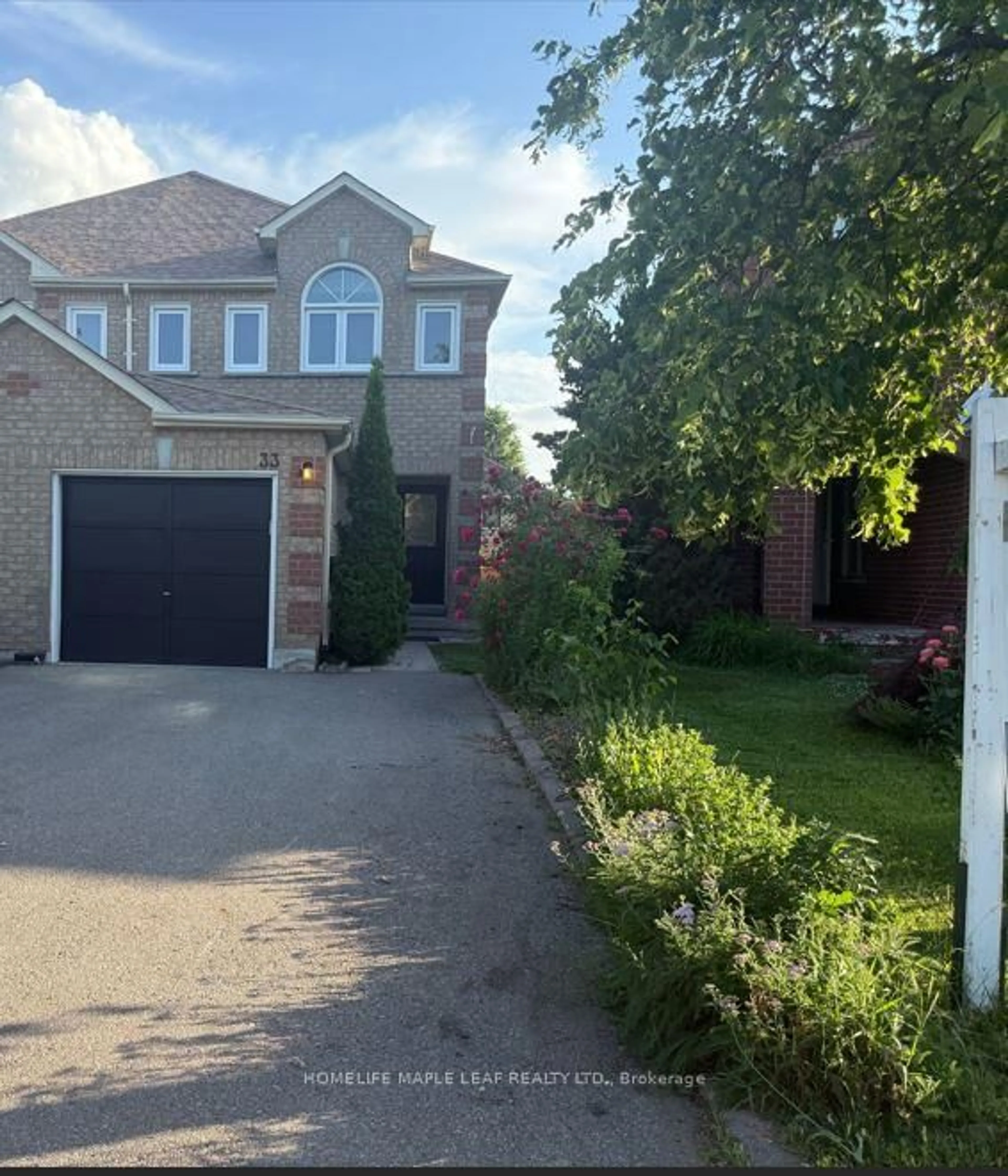 A pic from outside/outdoor area/front of a property/back of a property/a pic from drone, street for 33 Kitto Crt, Brampton Ontario L6Y 5B1