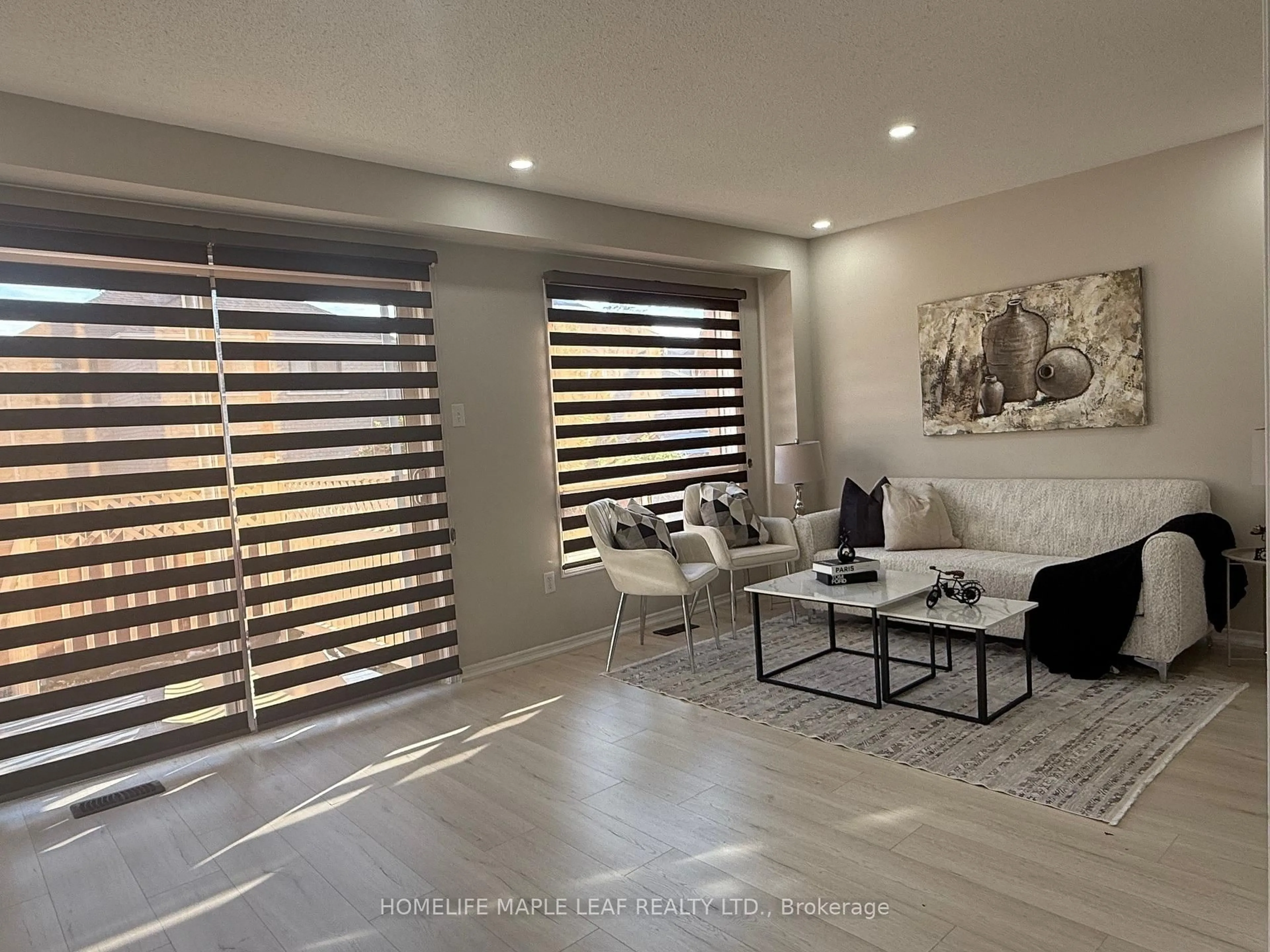 Living room with furniture, unknown for 33 Kitto Crt, Brampton Ontario L6Y 5B1