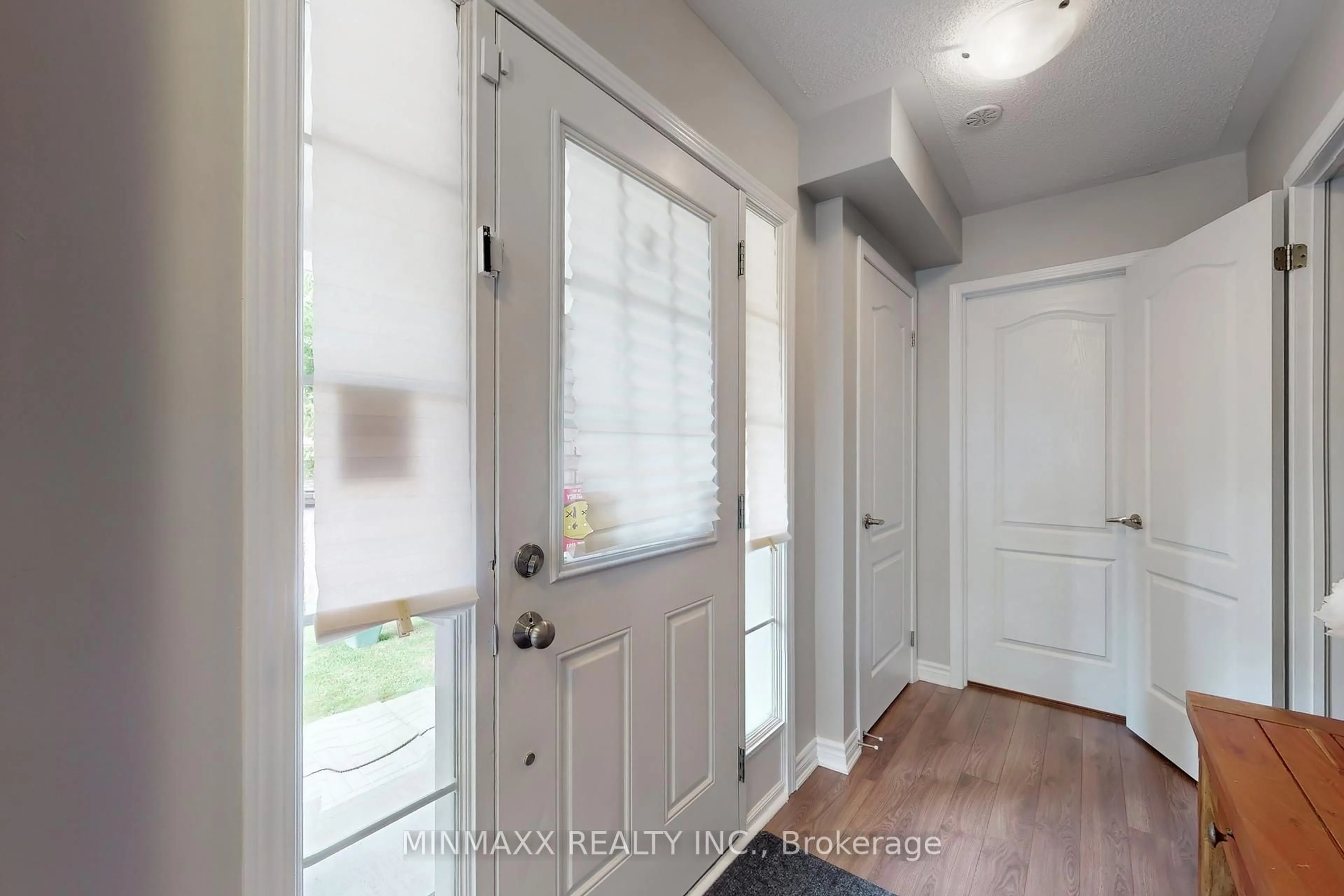 Indoor entryway for 300 Casson Pt, Milton Ontario L9E 0A4