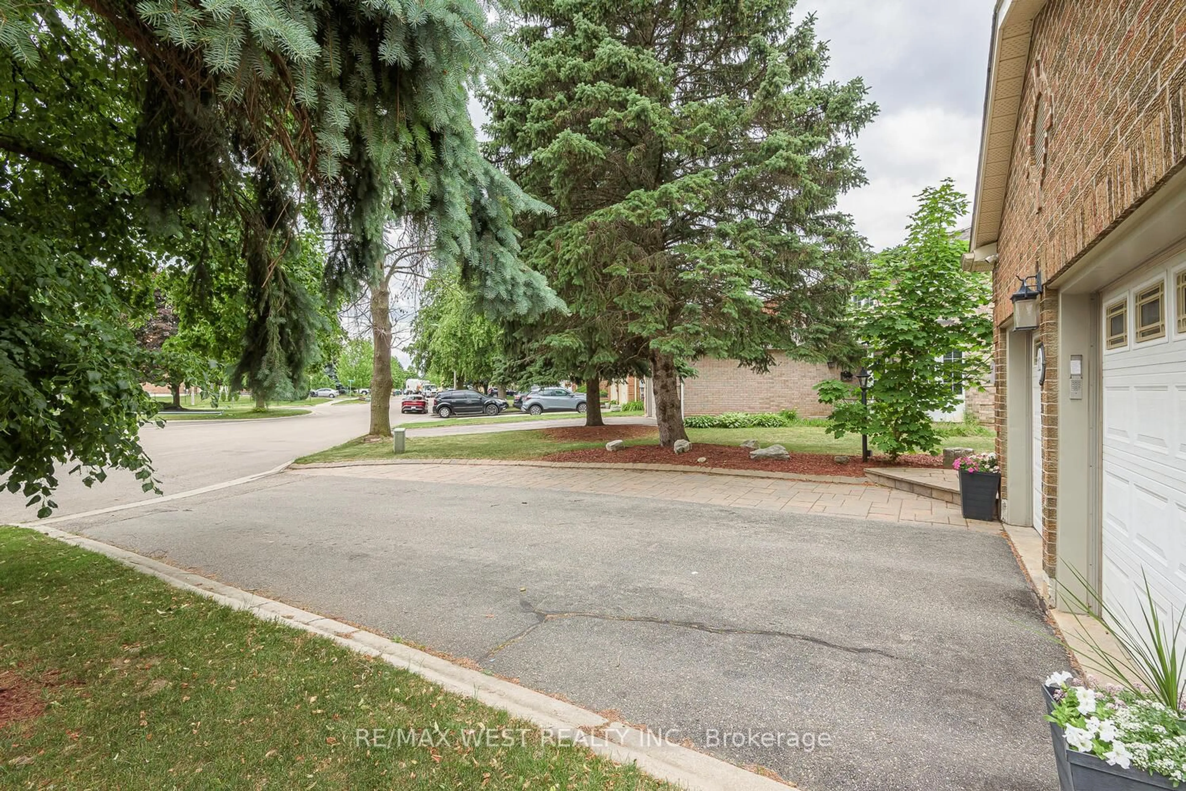 Patio, street for 12 Barr Cres, Brampton Ontario L6Z 3C3