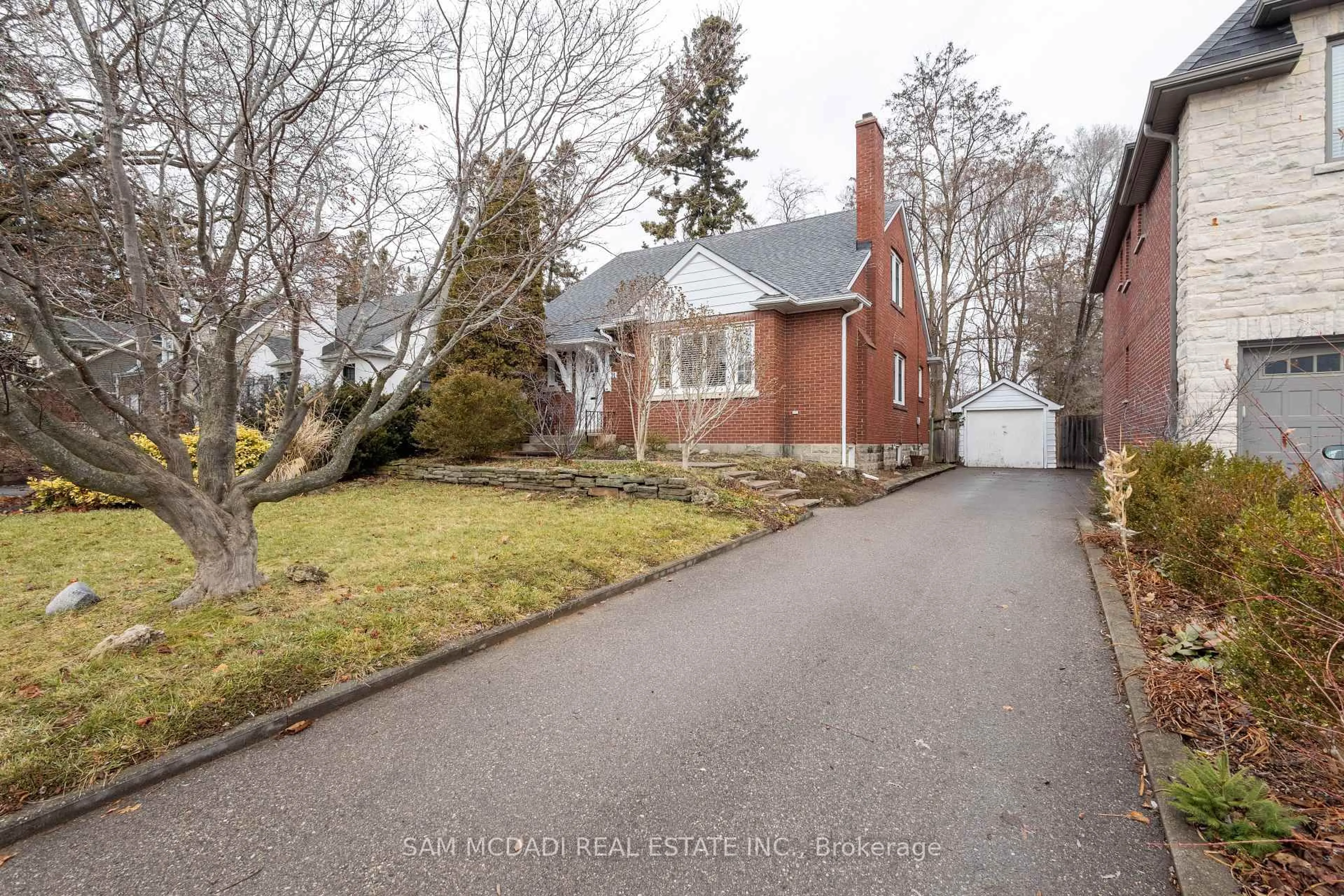 Home with brick exterior material, street for 11 Brant Ave, Mississauga Ontario L5G 3N9