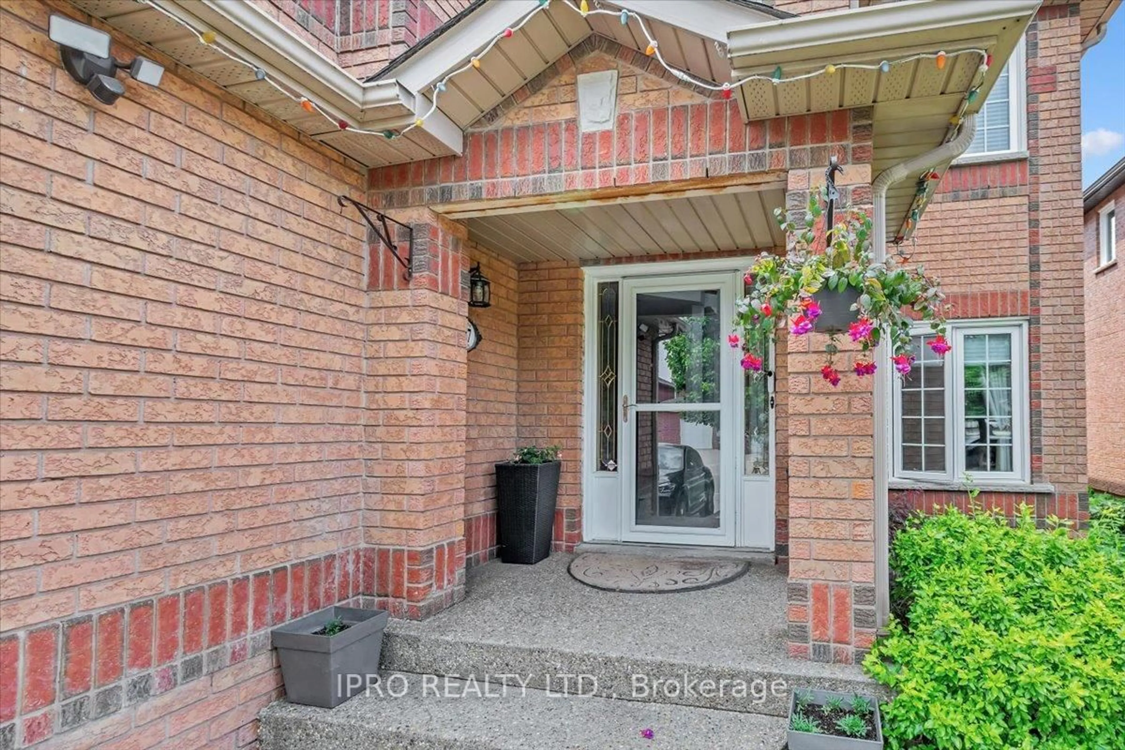 Indoor entryway for 497 Winfield Terr, Mississauga Ontario L5R 3V1