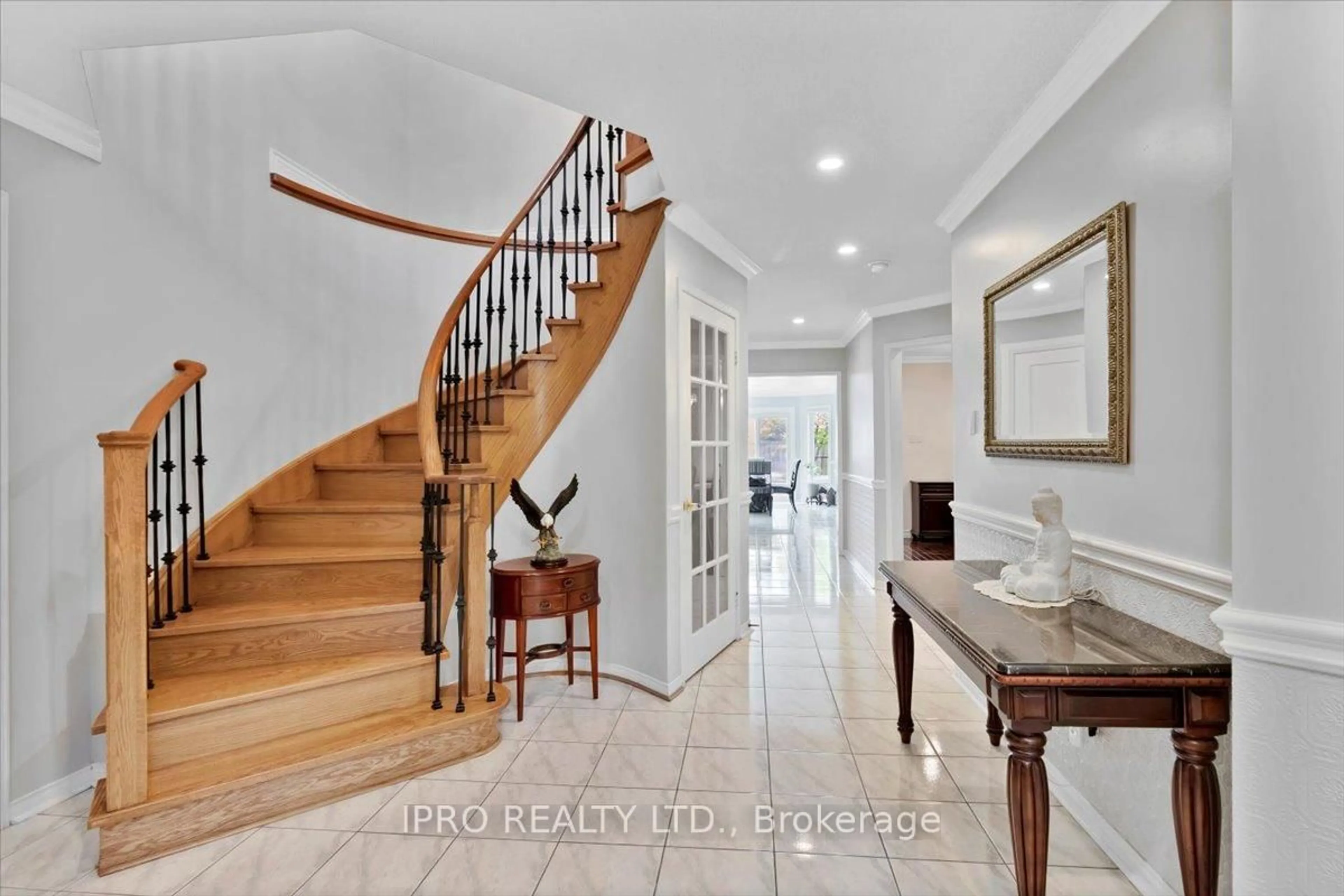 Indoor entryway for 497 Winfield Terr, Mississauga Ontario L5R 3V1