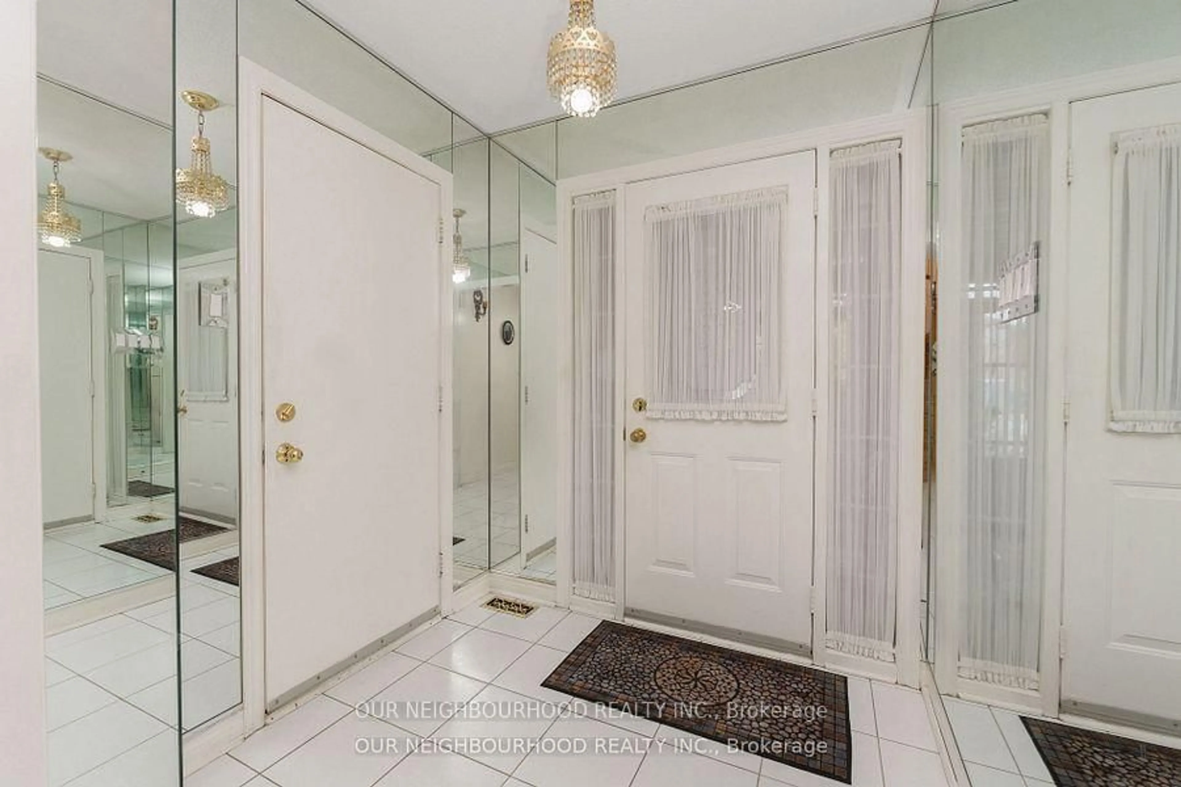 Indoor entryway for 10 Wildberry Cres, Brampton Ontario L6R 1M7