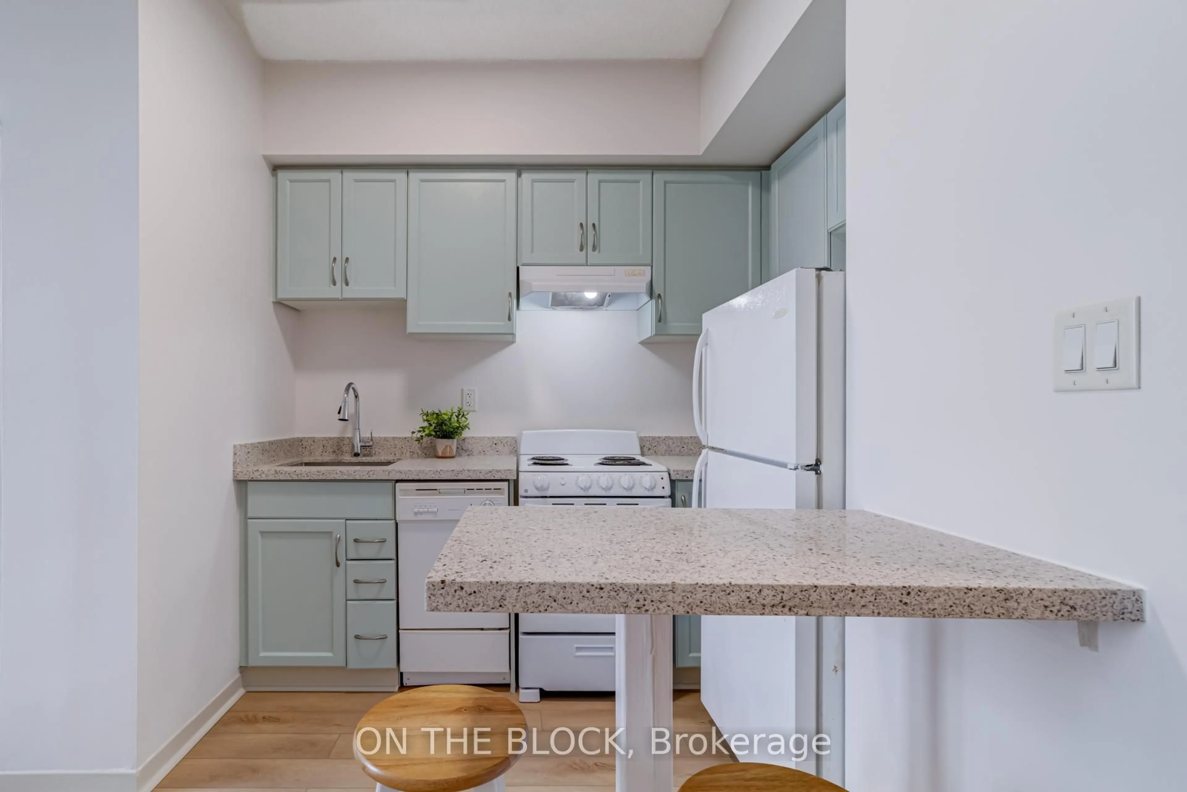 Standard kitchen, unknown for 2464 Weston Rd #908, Toronto Ontario M9N 0A2