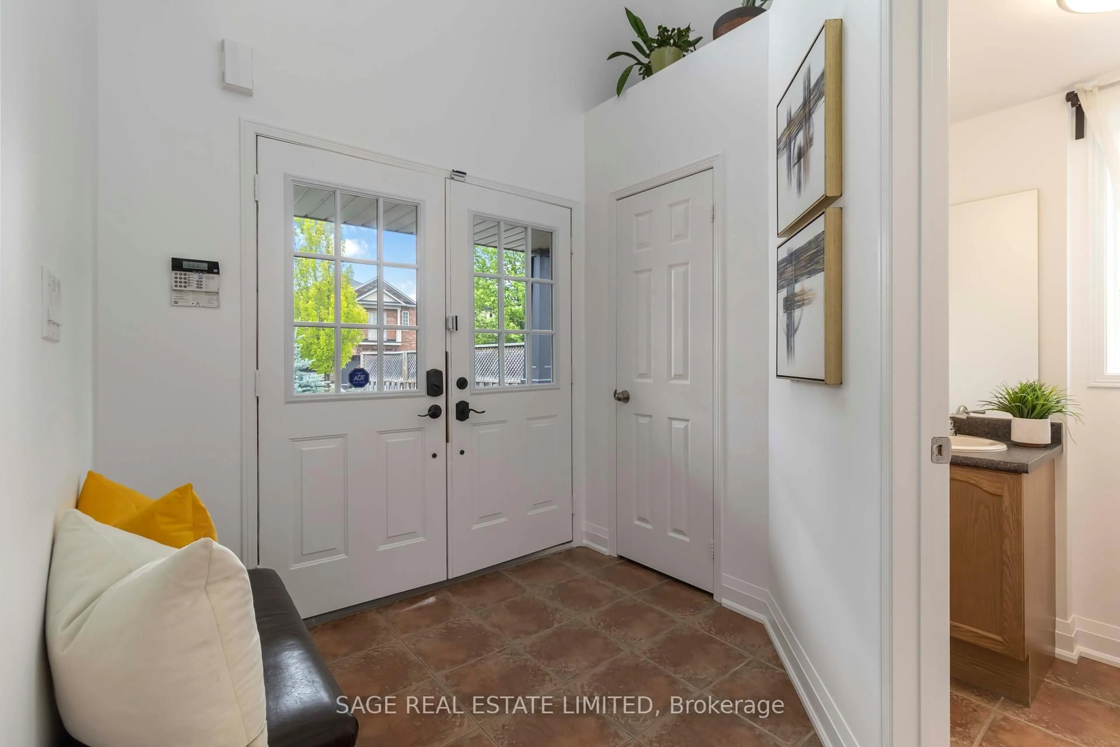 Indoor entryway for 4159 Castlebury St, Mississauga Ontario L5V 3C4