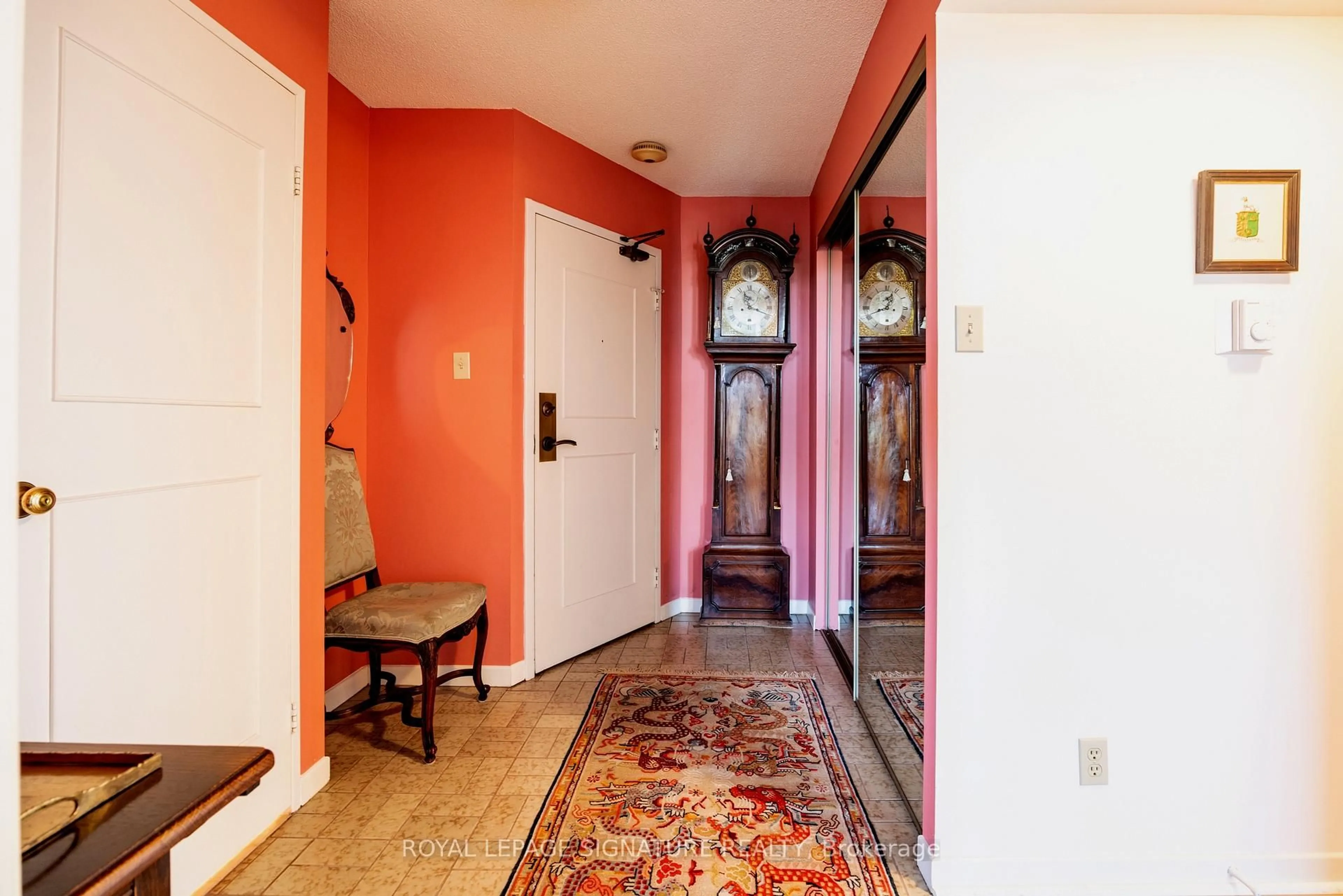 Indoor entryway for 1300 Bloor St #810, Mississauga Ontario L4Y 3Z2