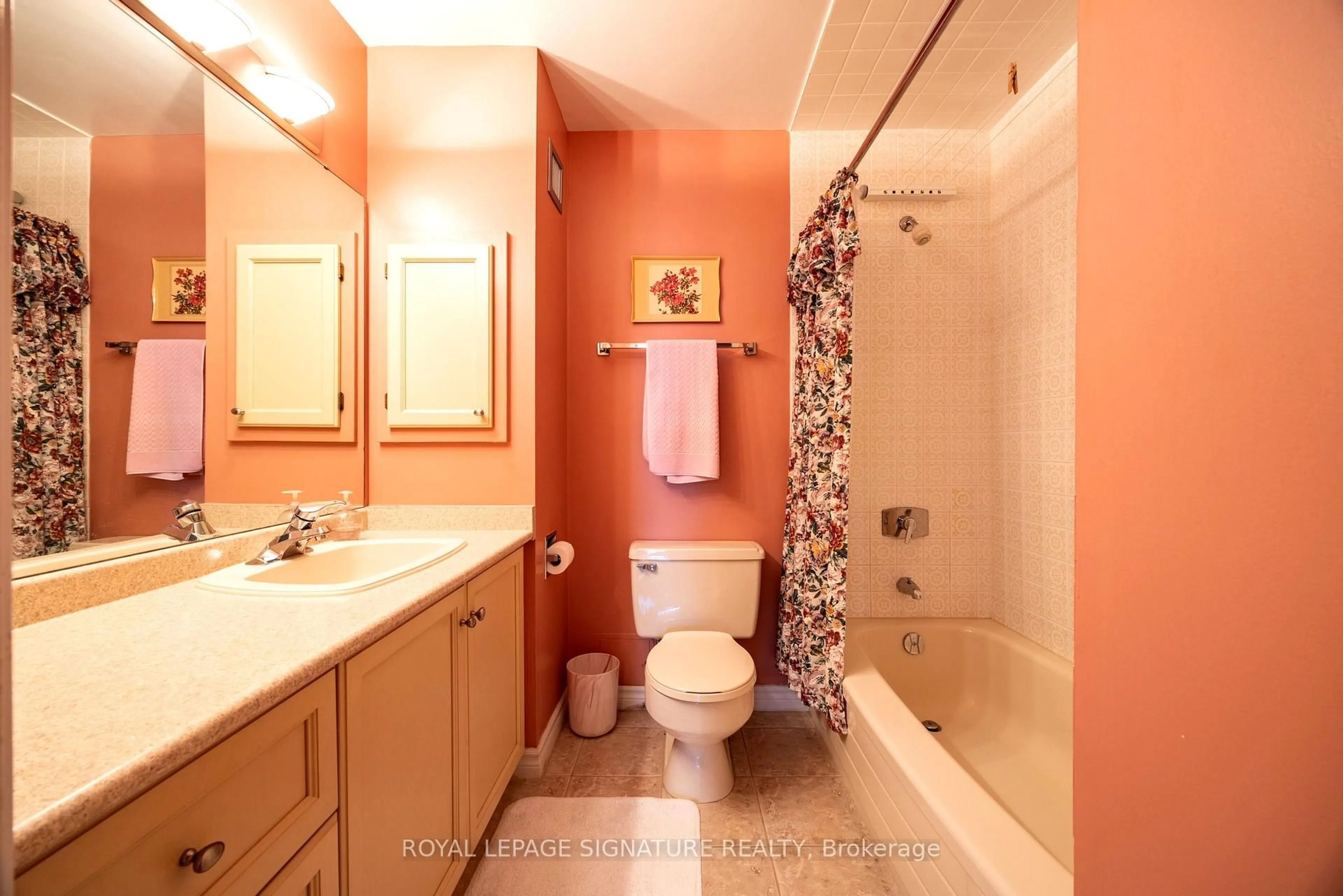 Standard bathroom, ceramic/tile floor for 1300 Bloor St #810, Mississauga Ontario L4Y 3Z2