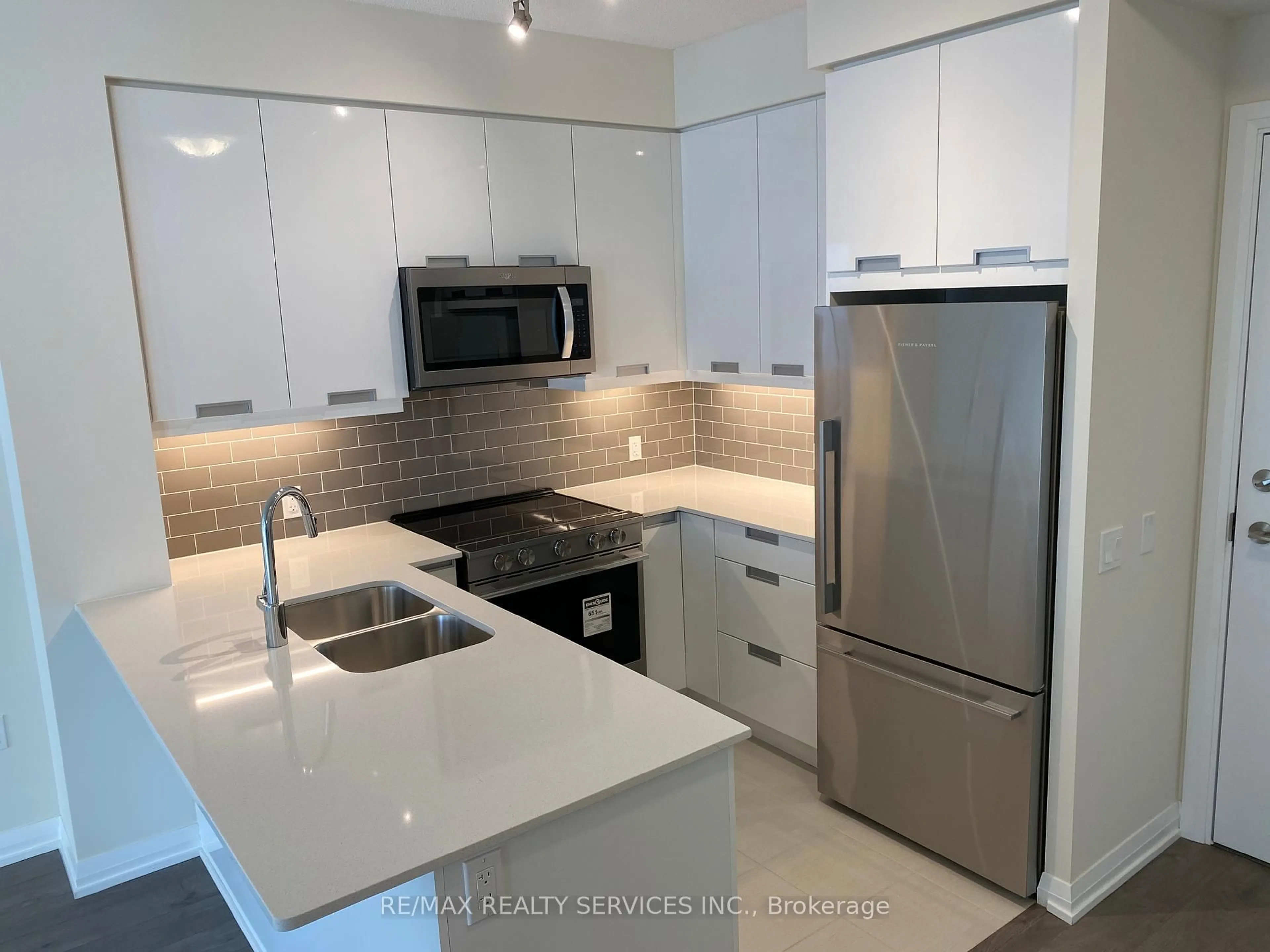 Standard kitchen, ceramic/tile floor for 35 Watergarden Dr #1215, Mississauga Ontario L5M 0G8