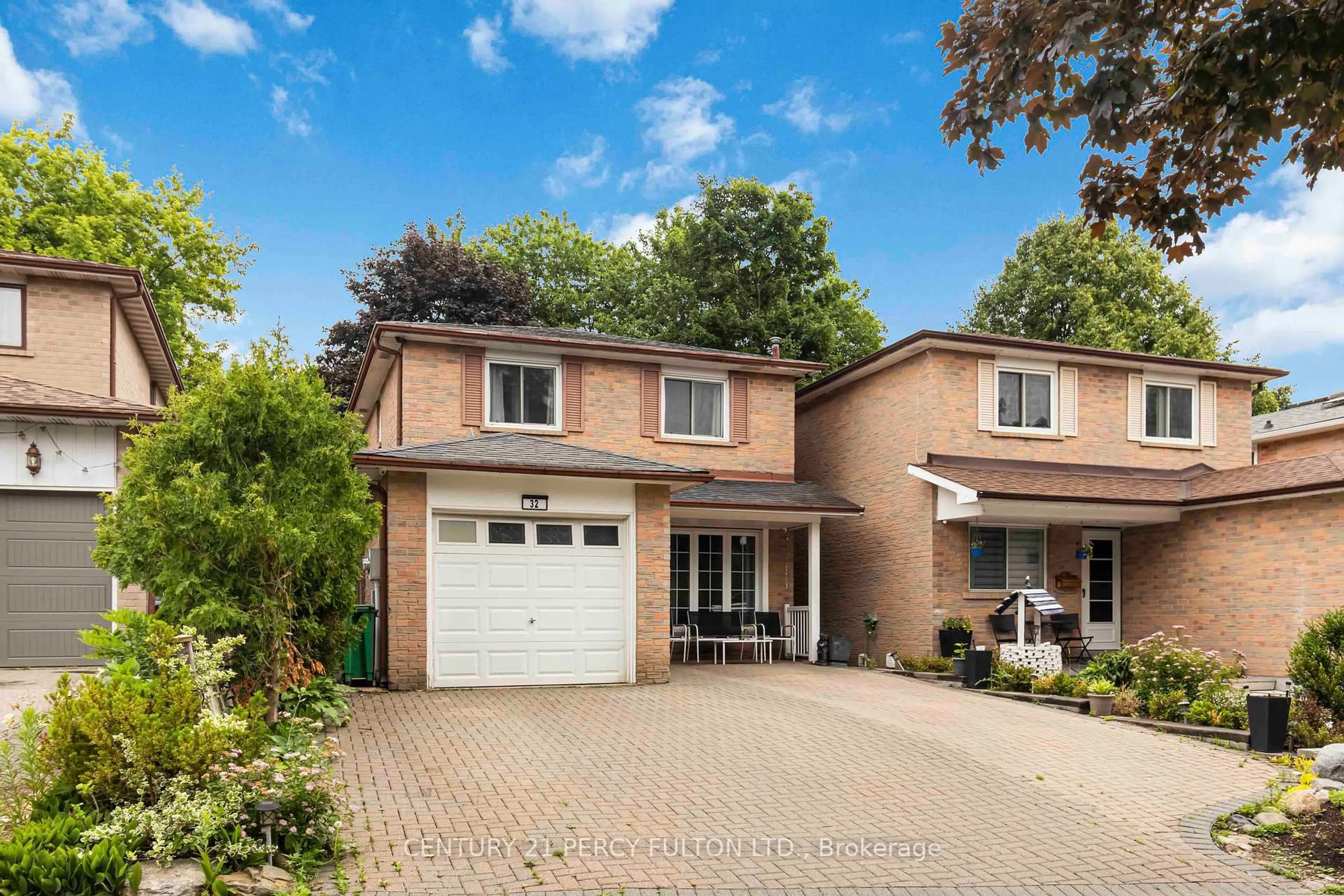 Home with brick exterior material, street for 32 Barrington Cres, Brampton Ontario L6Z 1N3