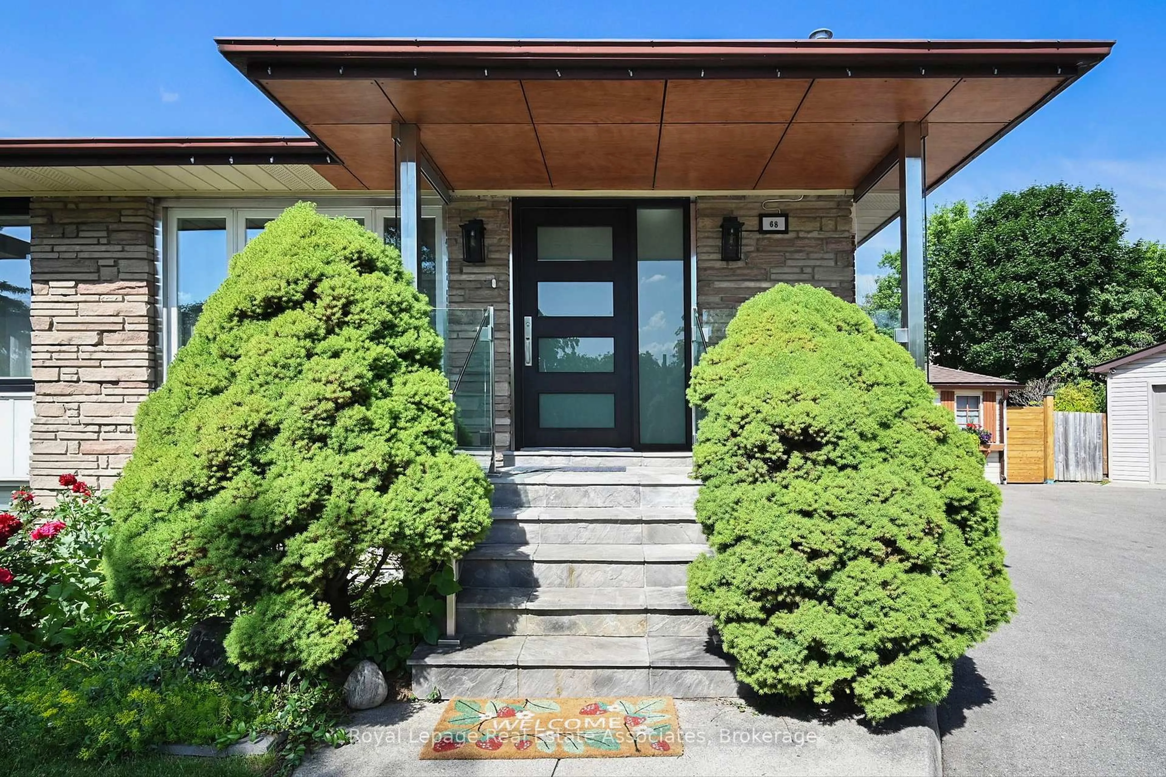 Indoor entryway for 68 Vanguard Dr, Toronto Ontario M9B 5E6