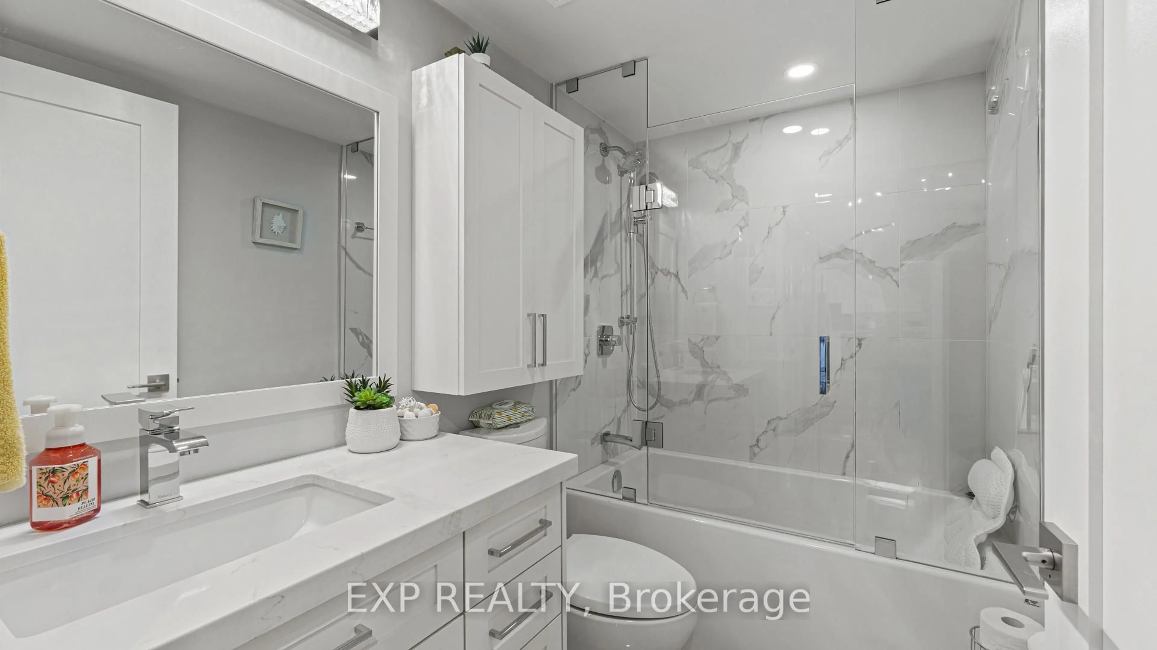 Standard bathroom, ceramic/tile floor for 3590 Kaneff Cres #1404, Mississauga Ontario L5A 3X3