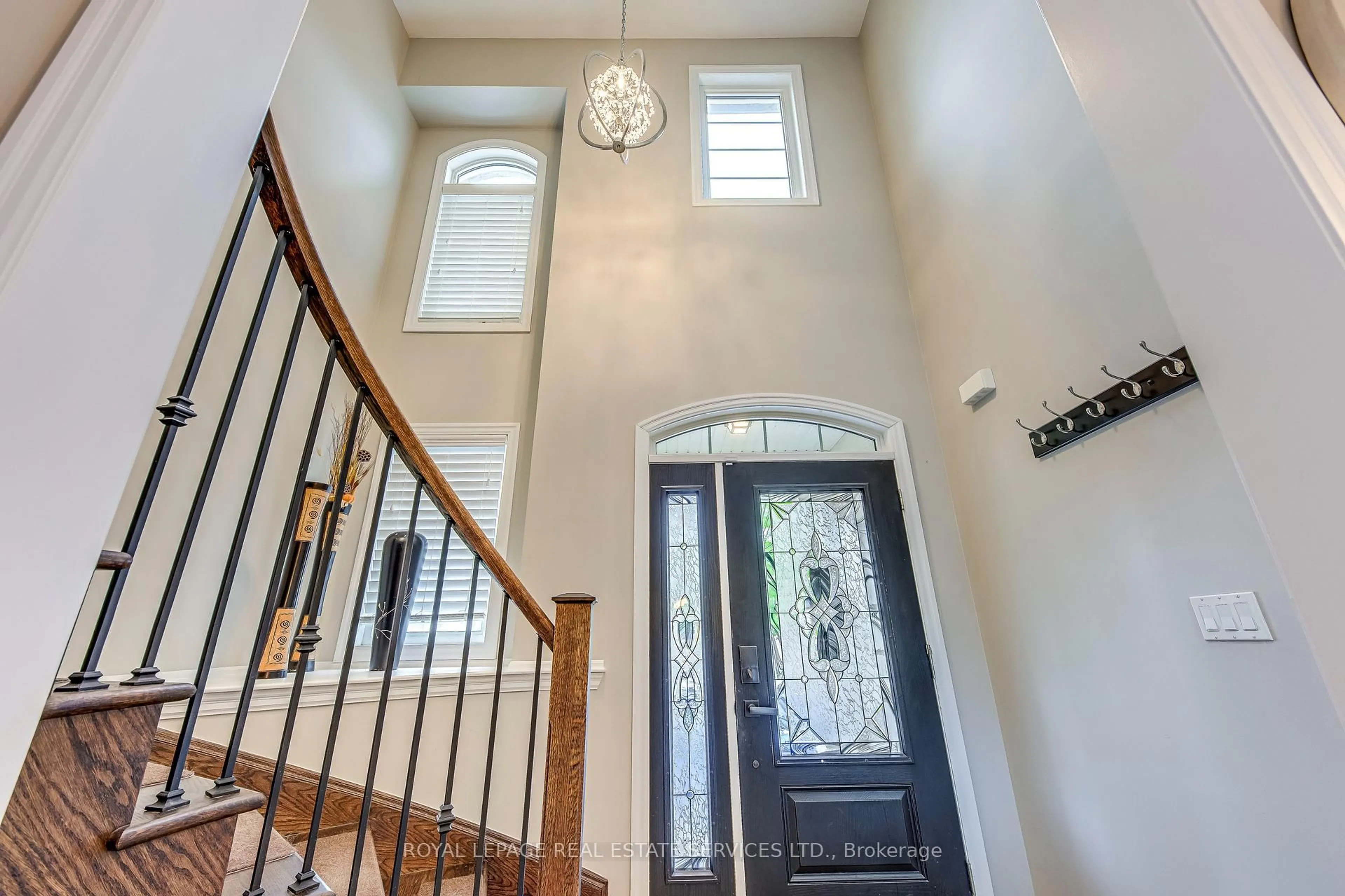 Indoor entryway for 3180 Preserve Dr, Oakville Ontario L6M 0V9