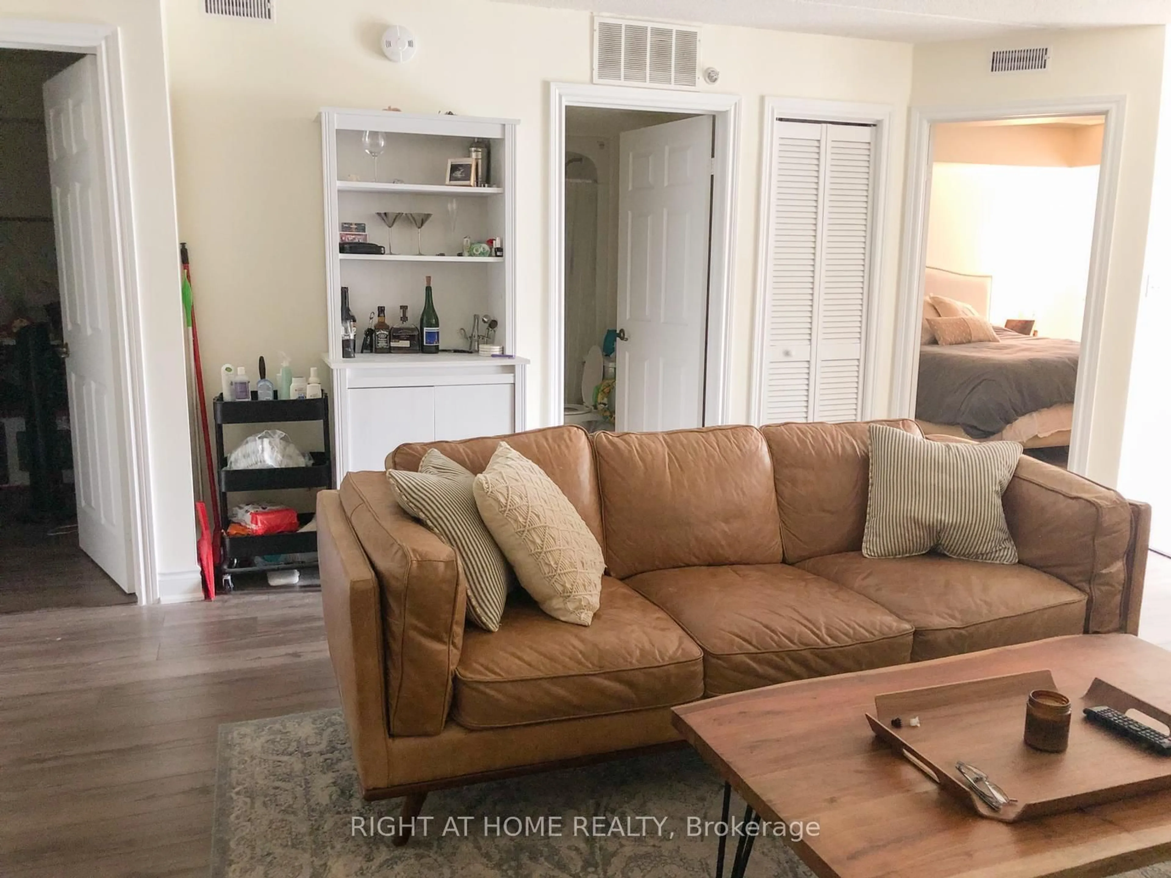 Living room with furniture, unknown for 1480 Bishops Gate #105, Oakville Ontario L6M 4N4