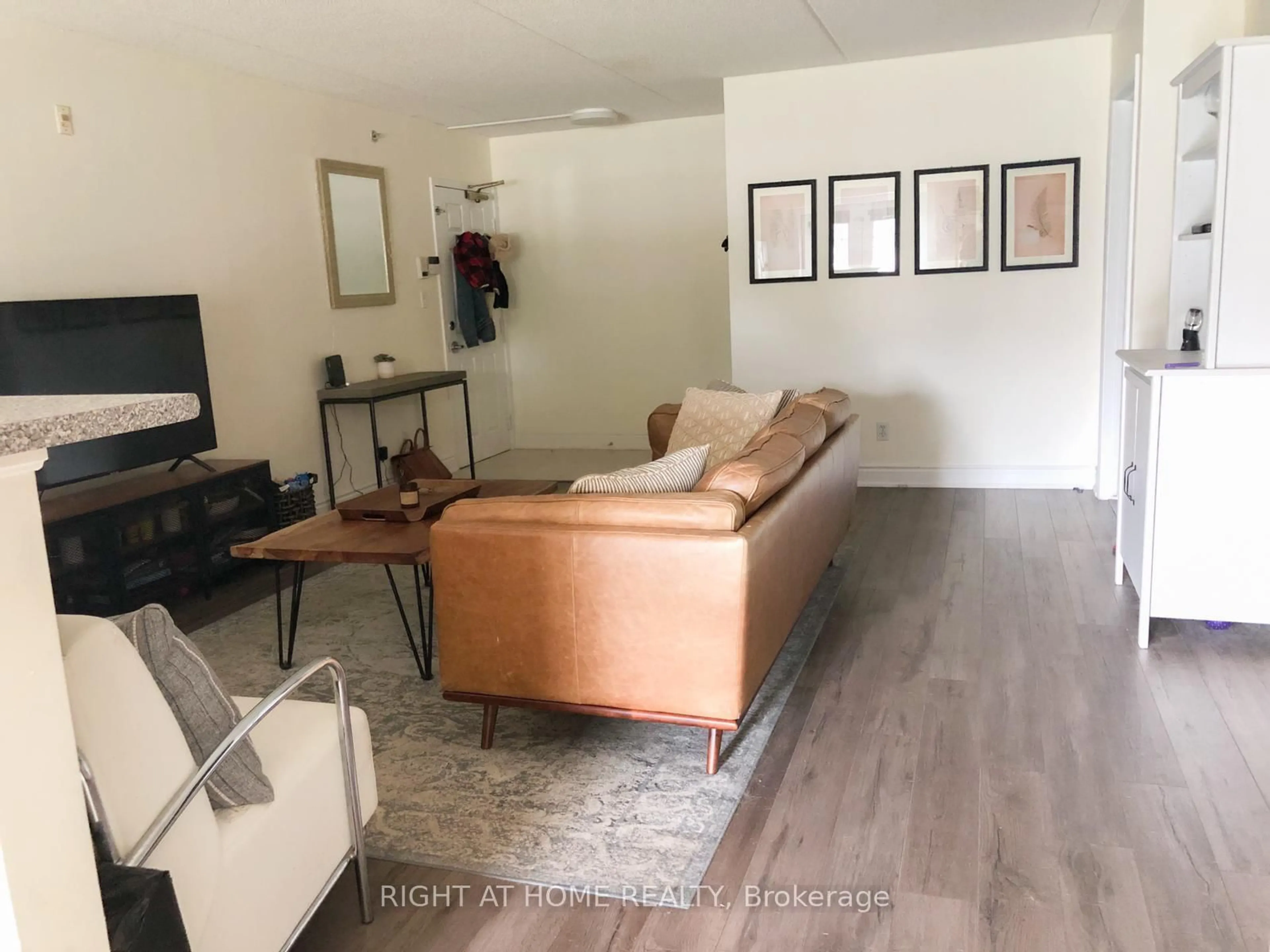 Living room with furniture, unknown for 1480 Bishops Gate #105, Oakville Ontario L6M 4N4