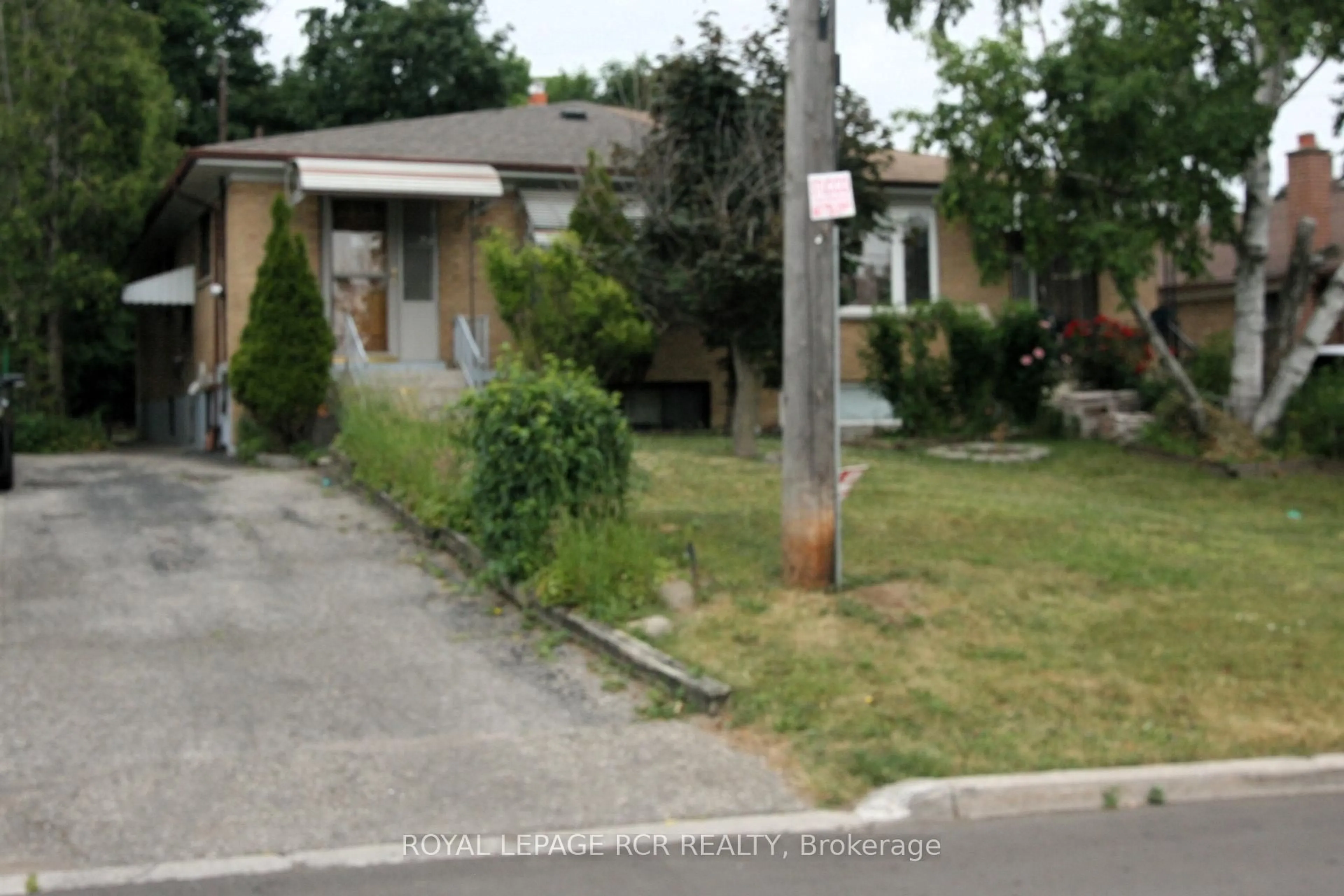 Blurry image for 69 Neames Cres, Toronto Ontario M3L 1K8