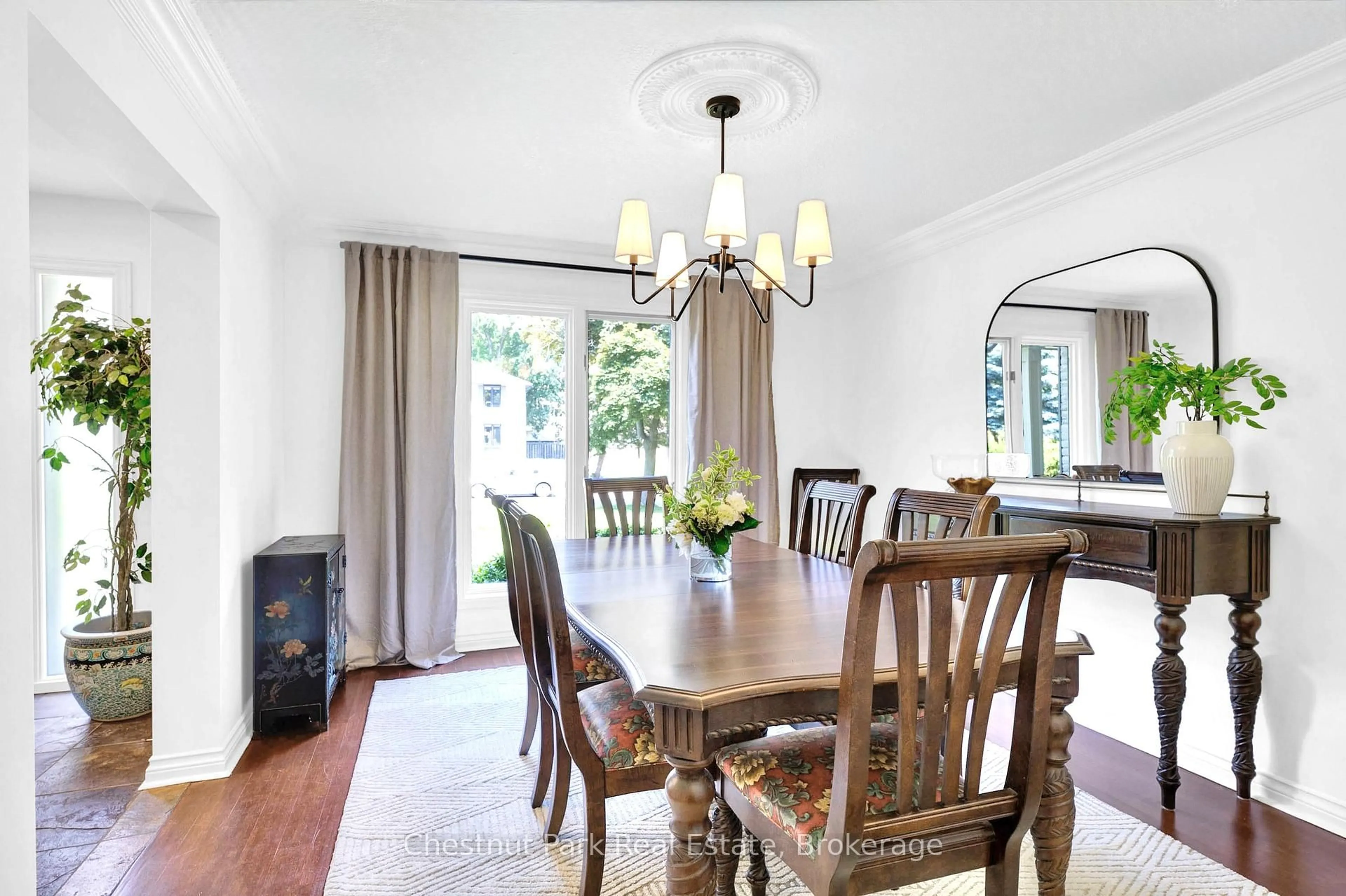 Dining room, wood/laminate floor for 2052 Chippewa Tr, Mississauga Ontario L5H 3V7