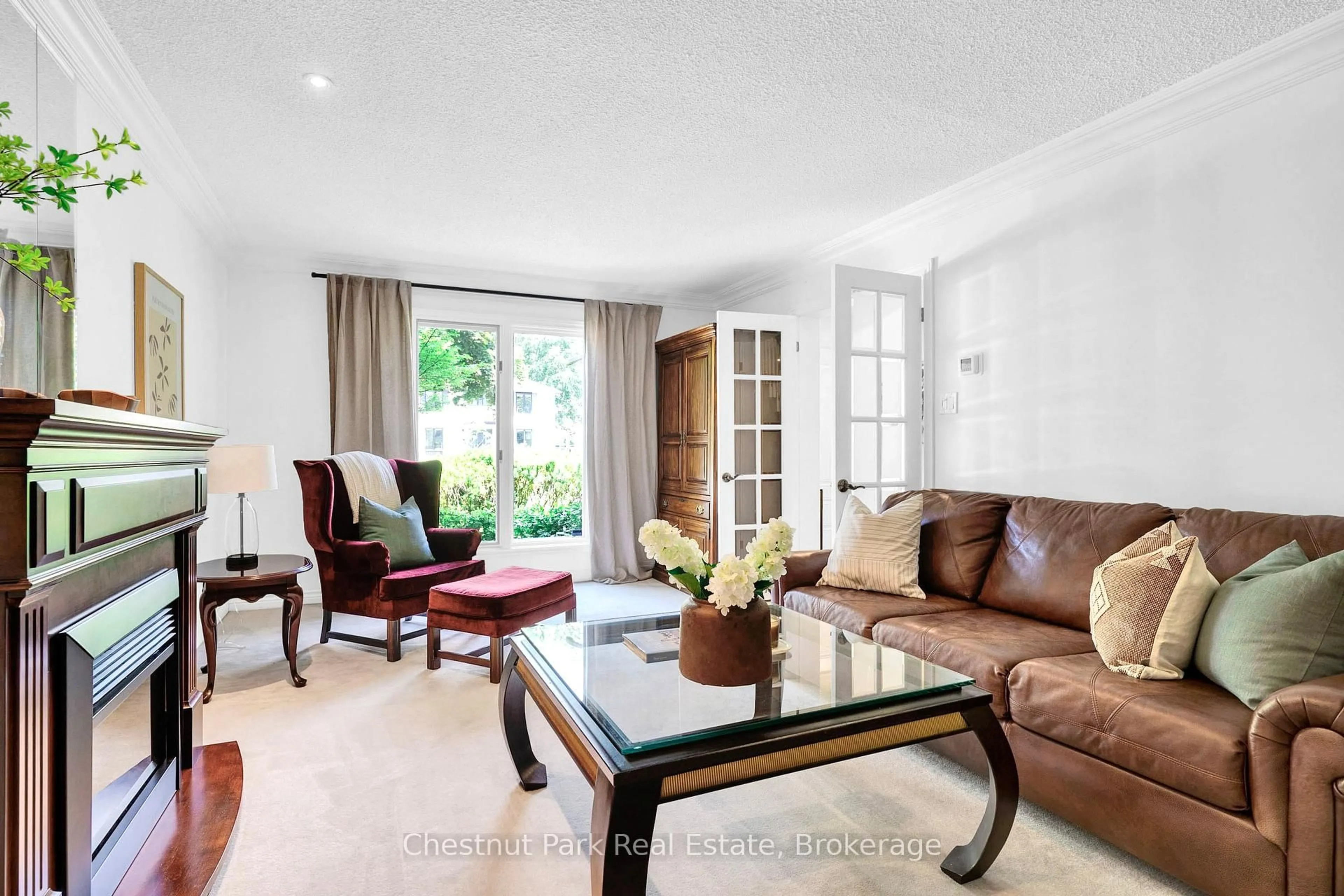 Living room with furniture, unknown for 2052 Chippewa Tr, Mississauga Ontario L5H 3V7