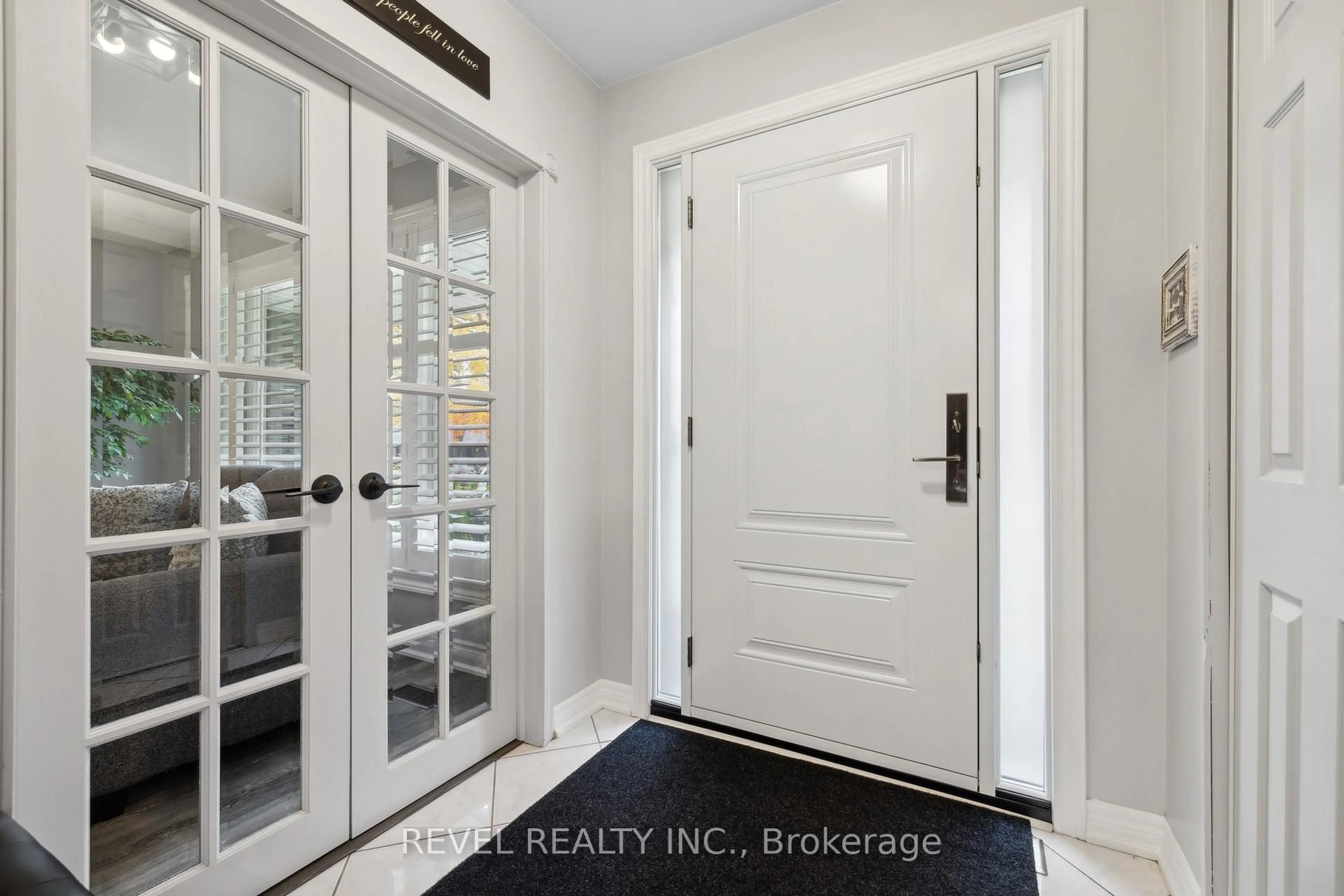 Indoor entryway for 93 Willowridge Rd, Toronto Ontario M9R 3Z5