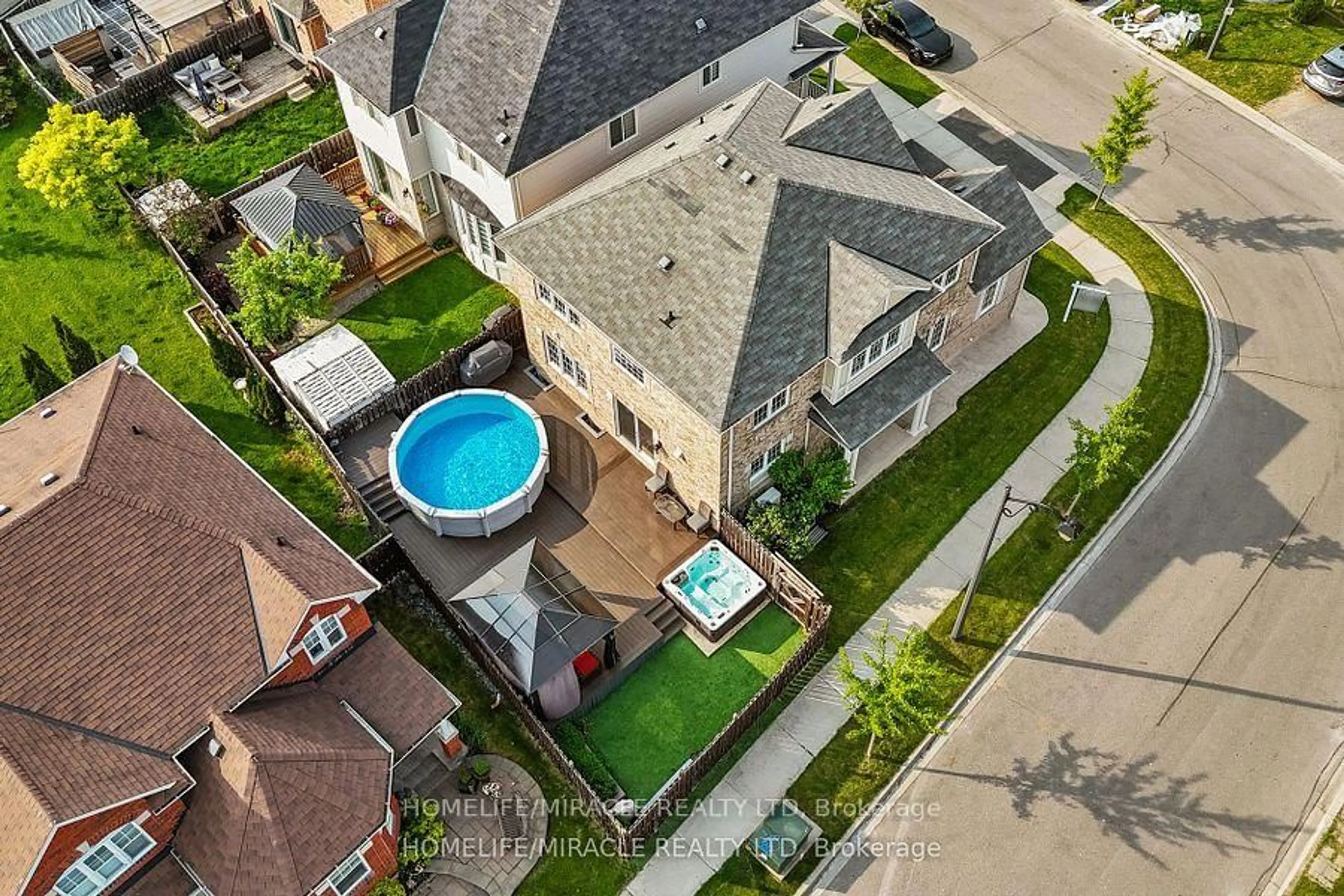 A pic from outside/outdoor area/front of a property/back of a property/a pic from drone, street for 949 Zelinsky Cres, Milton Ontario L9T 0L5