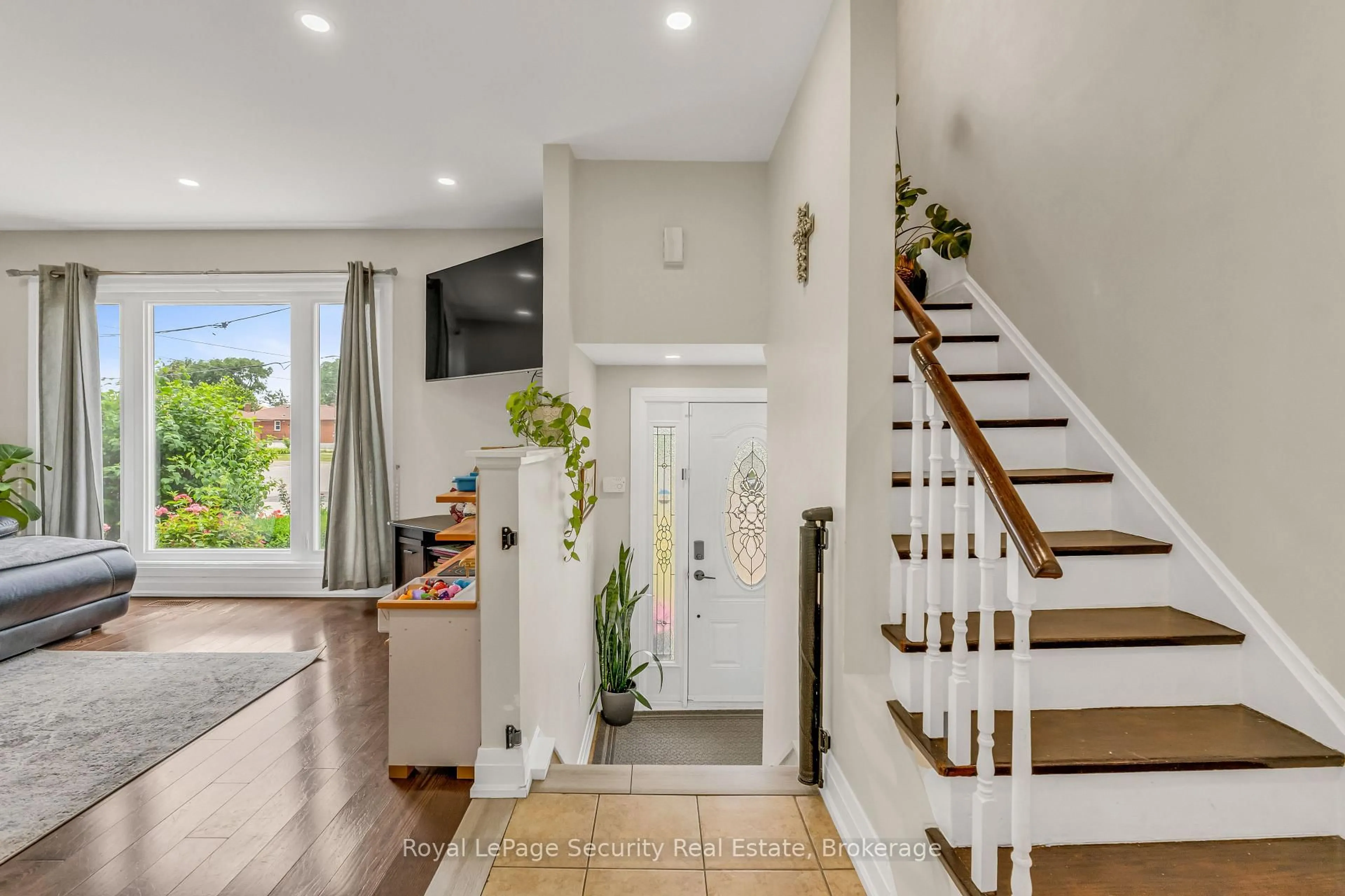 Indoor entryway for 23 Talent Cres, Toronto Ontario M9M 2N5
