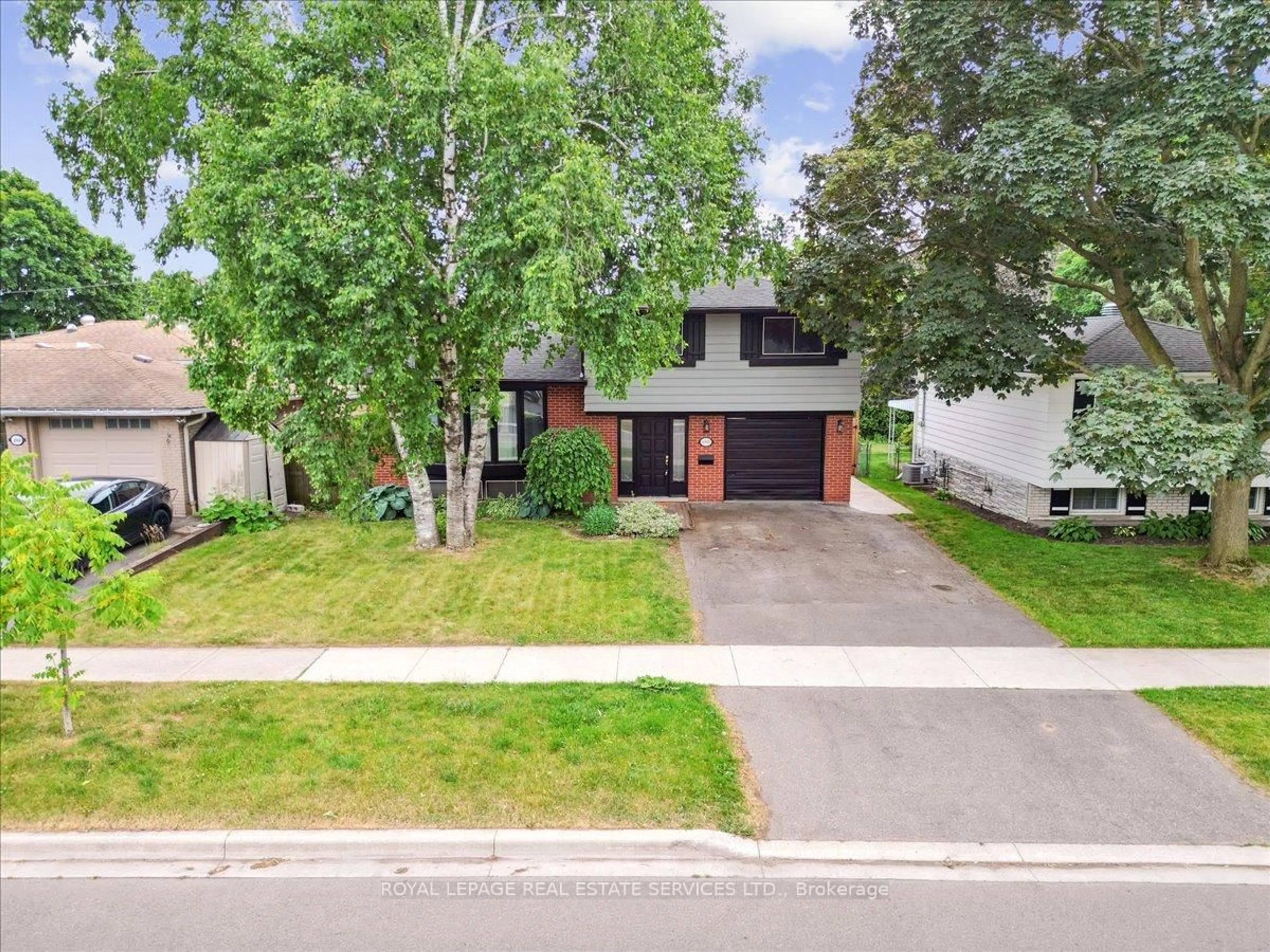 A pic from outside/outdoor area/front of a property/back of a property/a pic from drone, street for 4060 Flemish Dr, Burlington Ontario L7L 1Z8