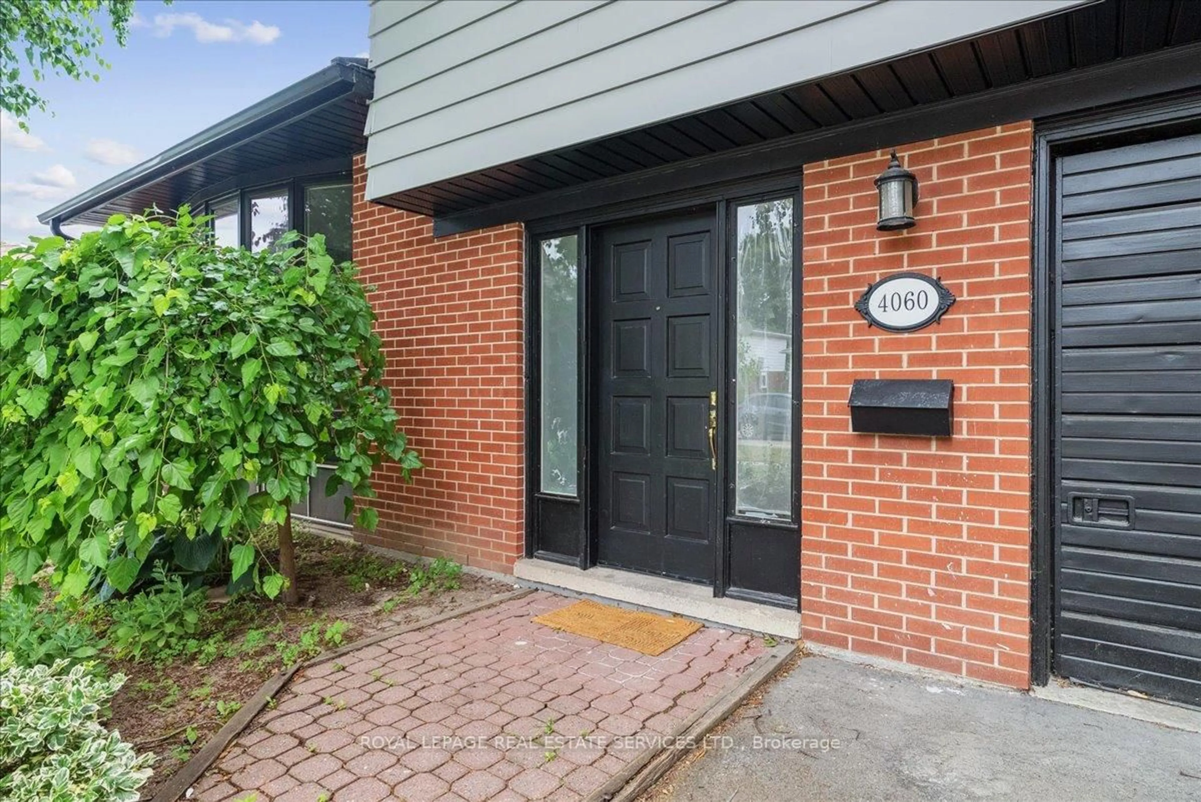 Home with brick exterior material, street for 4060 Flemish Dr, Burlington Ontario L7L 1Z8