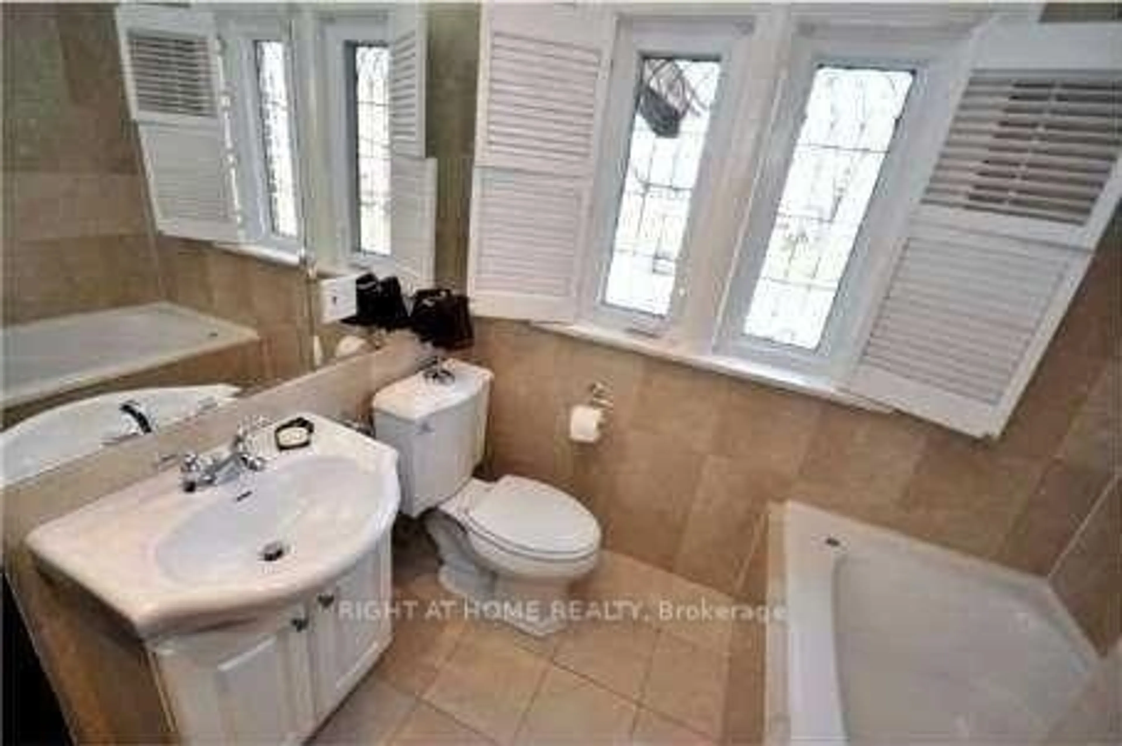 Standard bathroom, ceramic/tile floor for 46 Jackson Ave, Toronto Ontario M8X 2J4