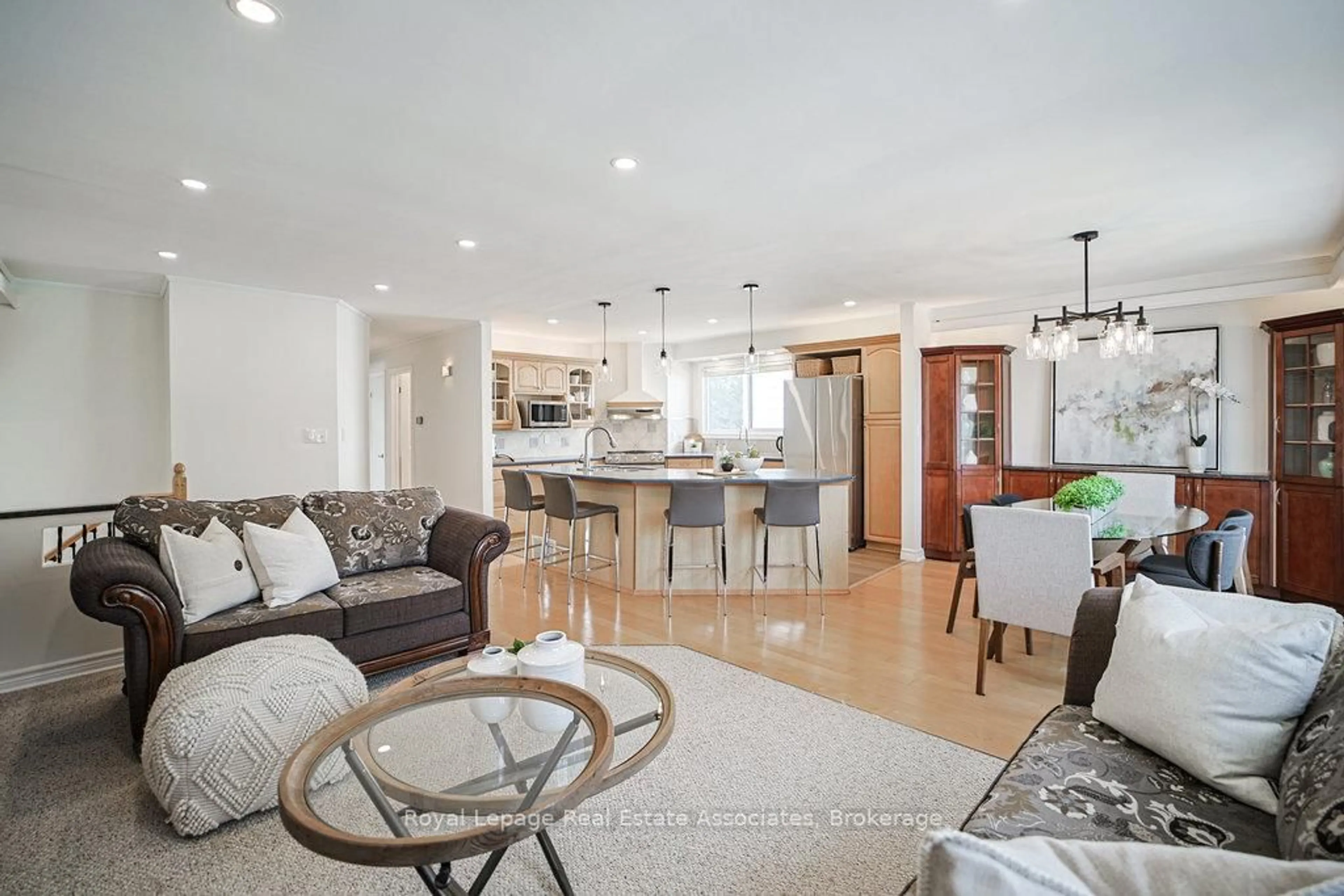 Open concept kitchen, unknown for 3143 Michael Cres, Burlington Ontario L7M 1V3