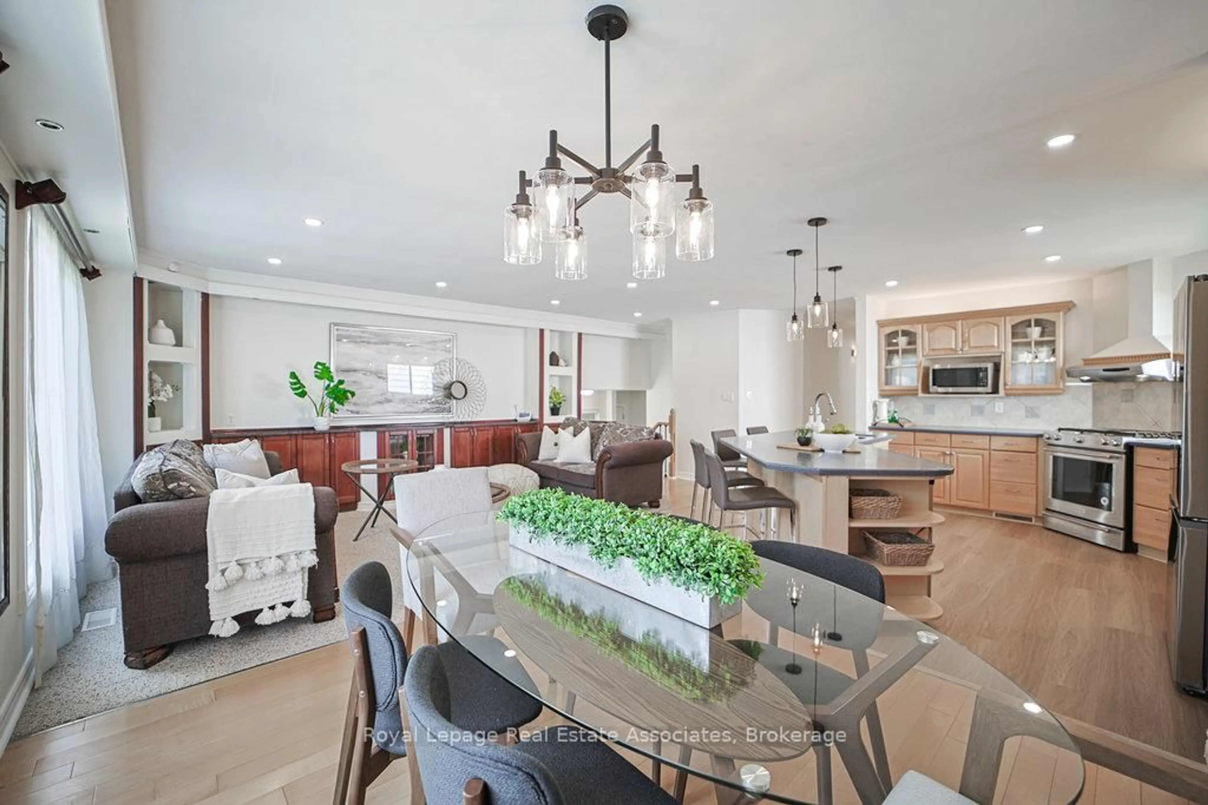 Open concept kitchen, ceramic/tile floor for 3143 Michael Cres, Burlington Ontario L7M 1V3