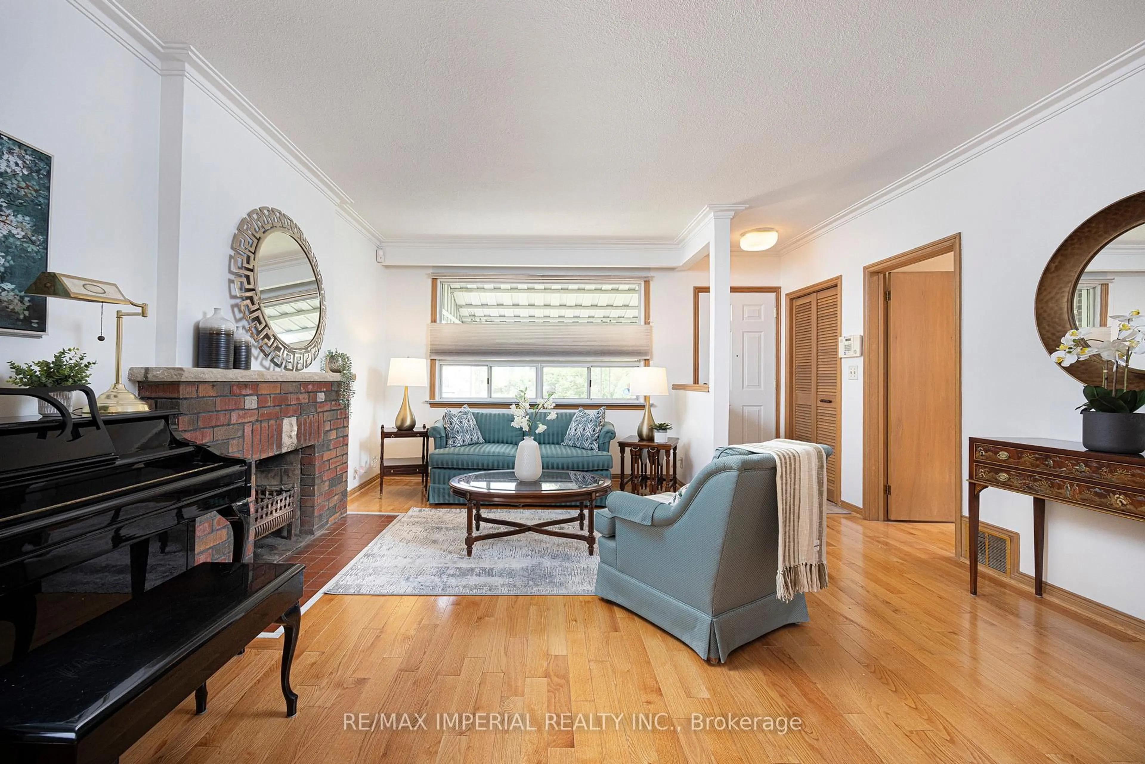 Living room with furniture, unknown for 7 Doddington Dr, Toronto Ontario M8Y 1S3