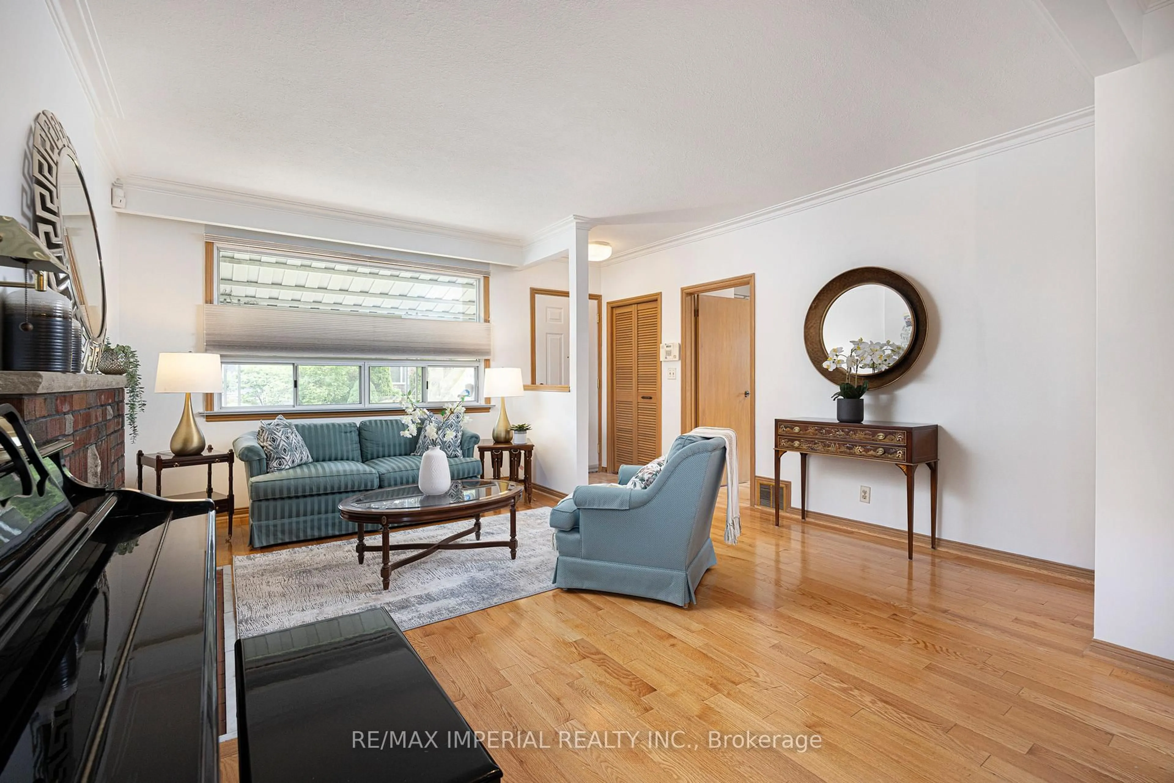 Living room with furniture, unknown for 7 Doddington Dr, Toronto Ontario M8Y 1S3